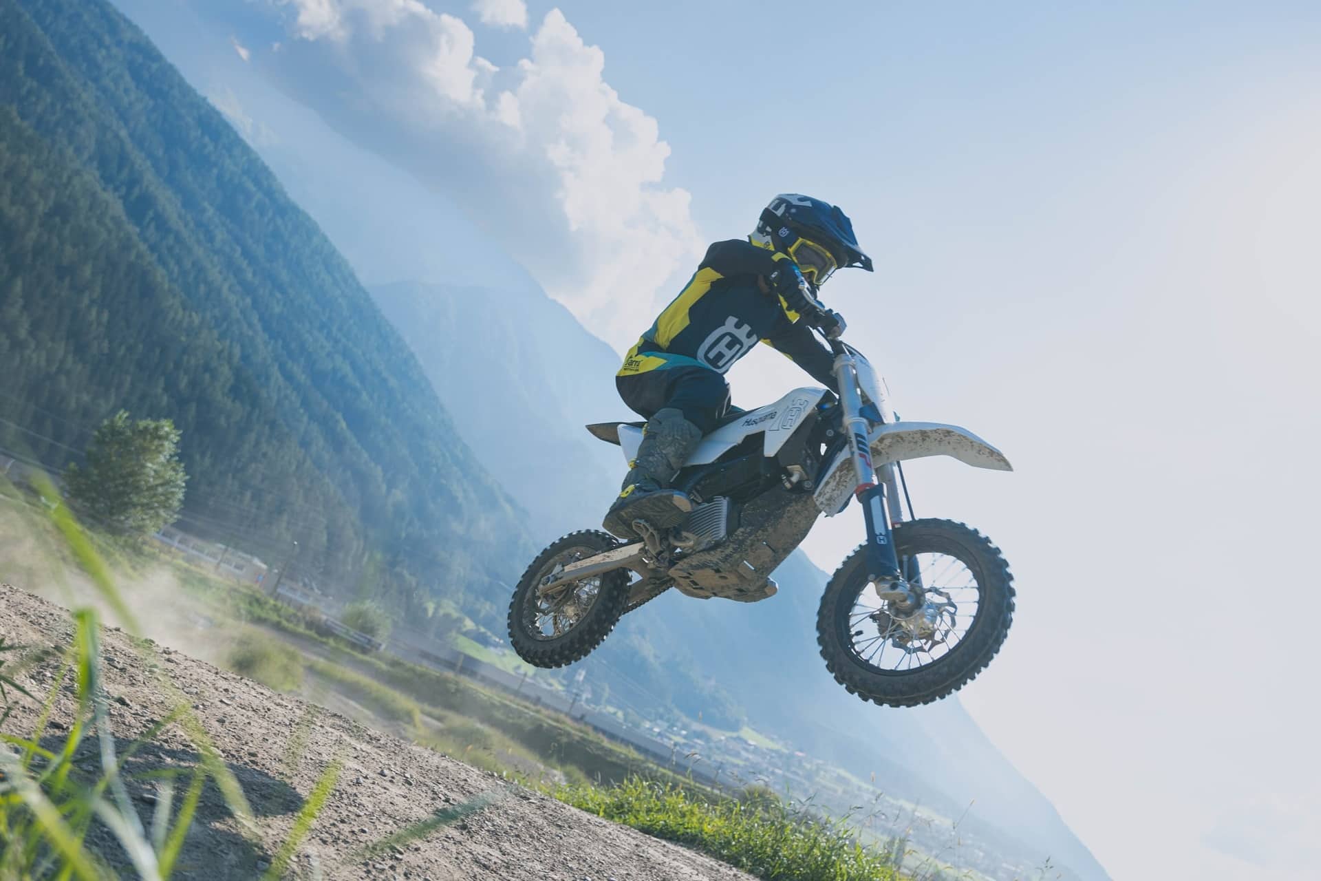 Husqvarna presenta su nueva EE 5 2025: Más rendimiento y tiempo de pilotaje