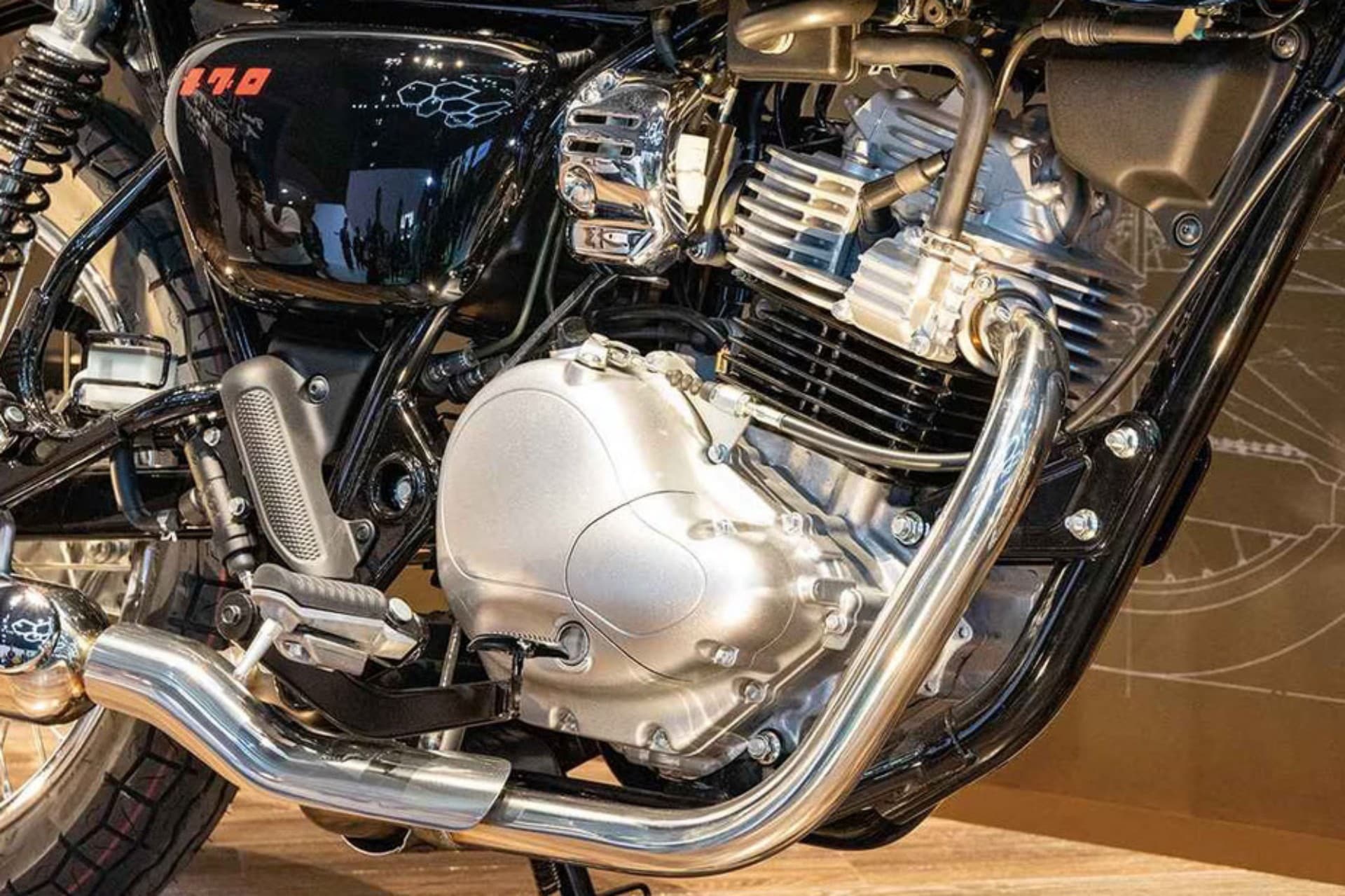 Kawasaki W 230 y Meguro S1 2025