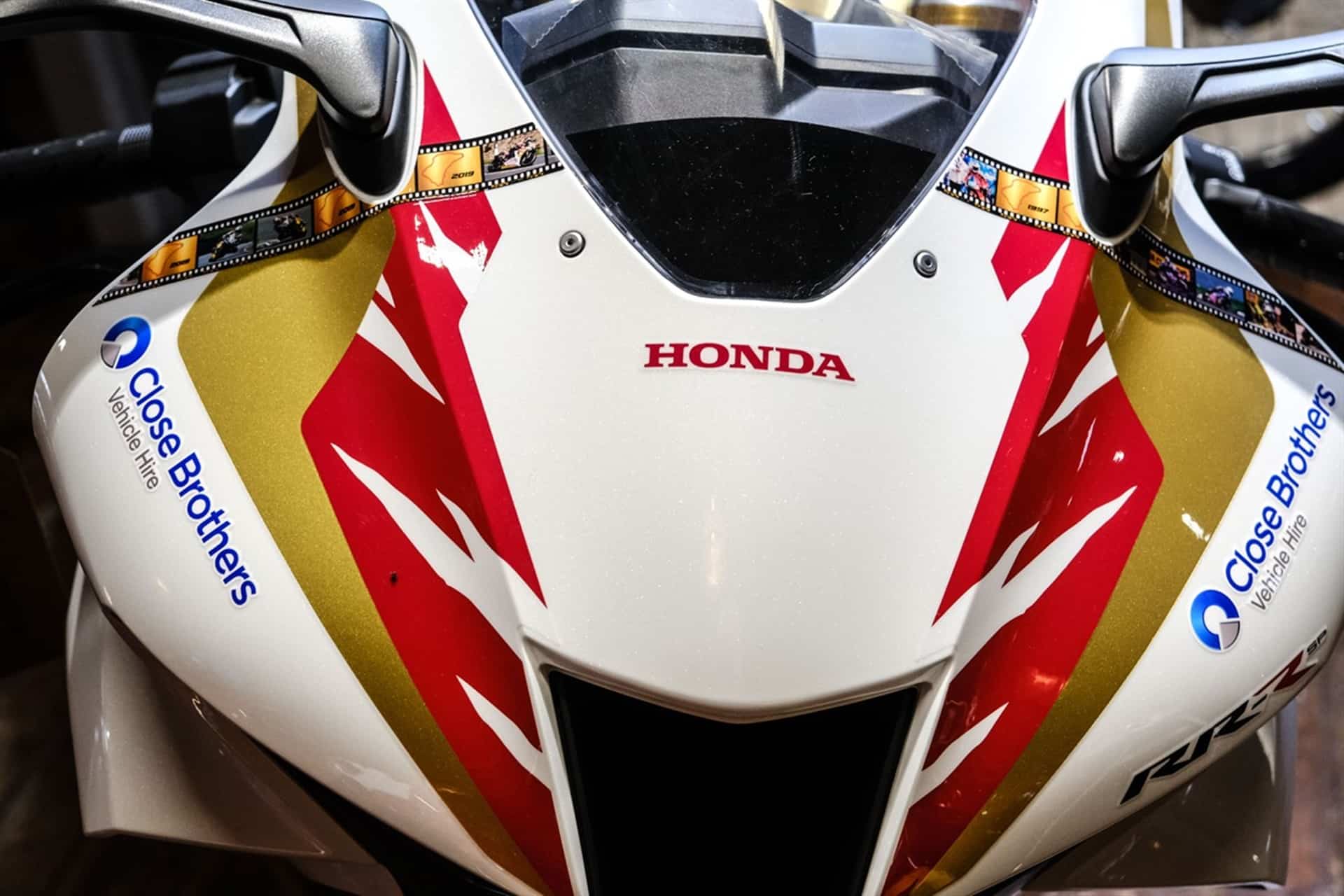 Aún es posible estrenar una CBR1000RR-R Fireblade SP John McGuinness 100th TT Start Replica