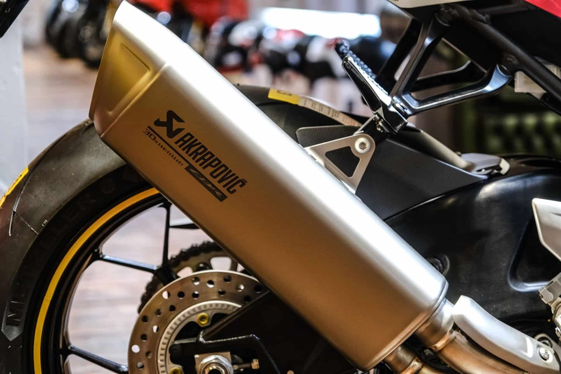 Aún es posible estrenar una CBR1000RR-R Fireblade SP John McGuinness 100th TT Start Replica