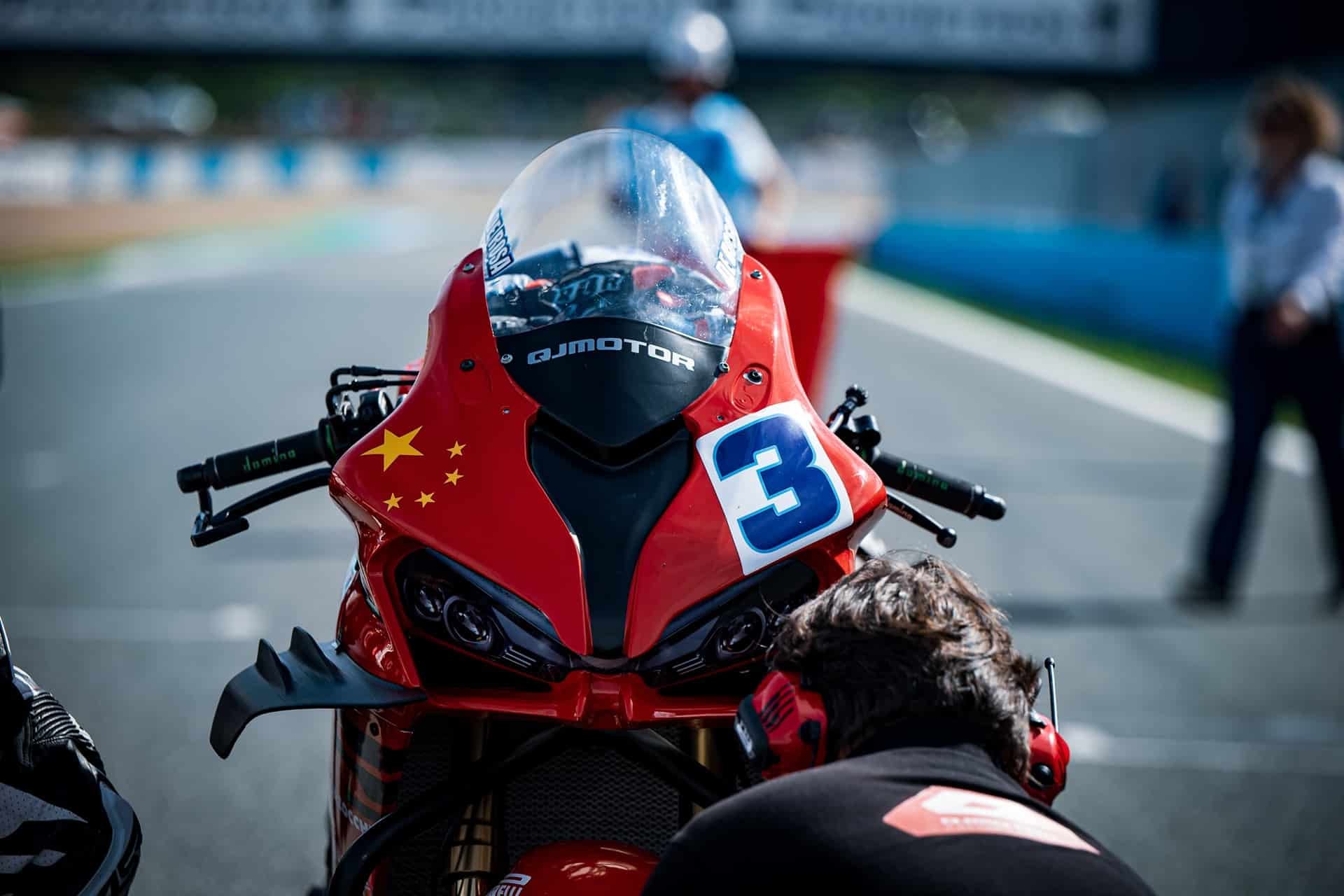QJMotor exhibe su nueva SRK1000 en EICMA, así como su amplia gama de modelos 2025