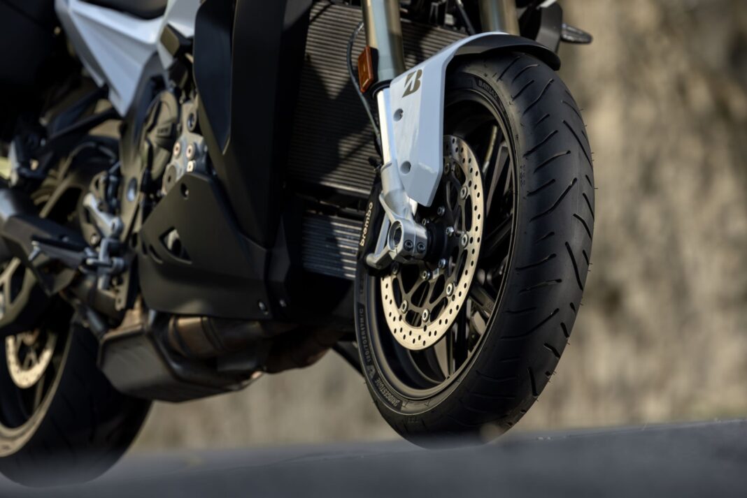 Bridgestone presenta Battlax Sport Touring T33, su nuevo neumático de última generación