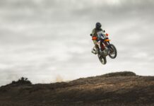KTM lanza su nueva 890 Adventure R 2025 luciendo un aspecto renovado