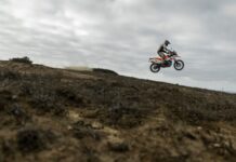 KTM lanza su nueva 890 Adventure R 2025 luciendo un aspecto renovado