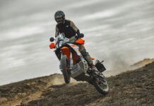 KTM lanza su nueva 890 Adventure R 2025 luciendo un aspecto renovado