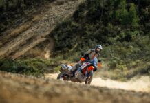 KTM lanza su nueva 890 Adventure R 2025 luciendo un aspecto renovado
