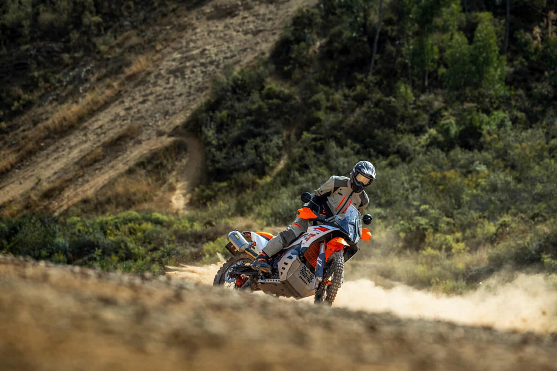 KTM lanza su nueva 890 Adventure R 2025 luciendo un aspecto renovado