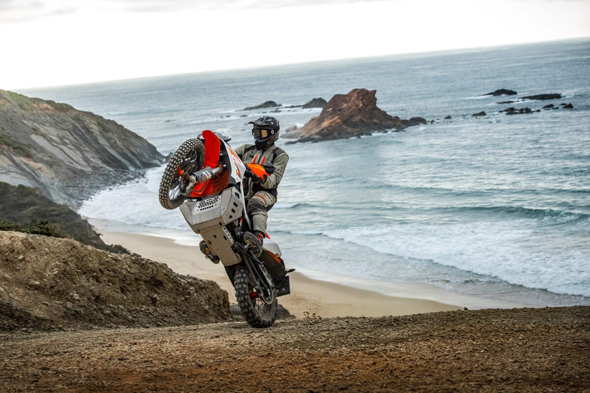 KTM lanza su nueva 890 Adventure R 2025 luciendo un aspecto renovado