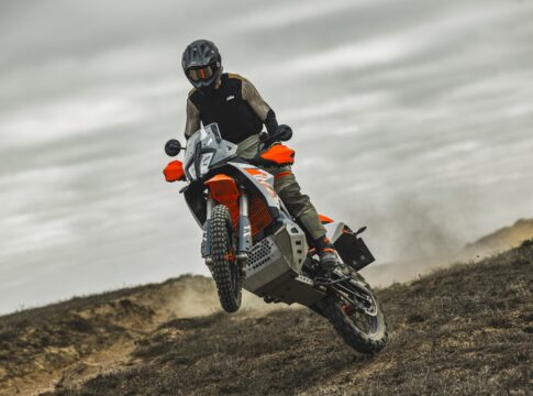 KTM lanza su nueva 890 Adventure R 2025 luciendo un aspecto renovado