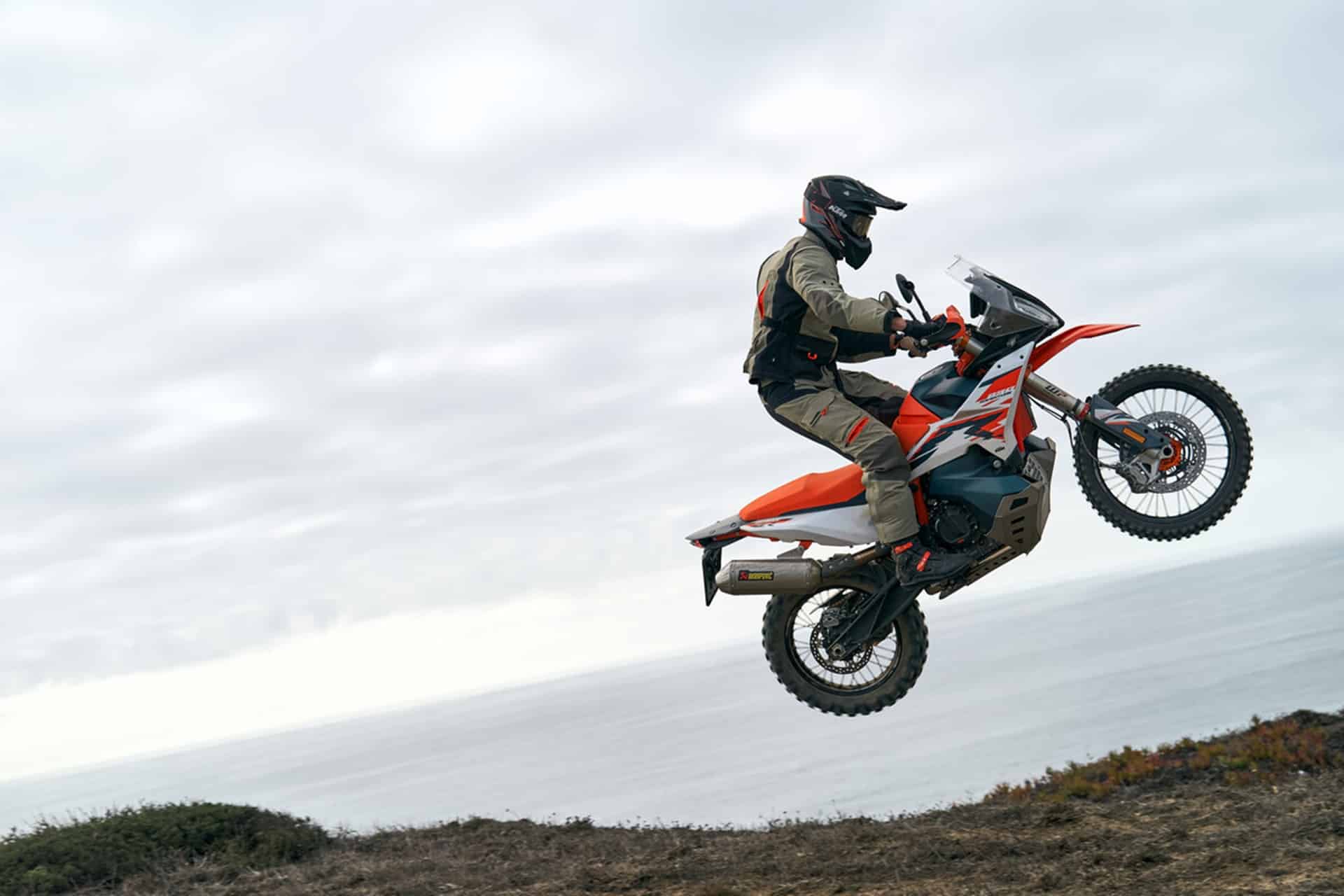 KTM lanza su nueva 890 Adventure R 2025 luciendo un aspecto renovado
