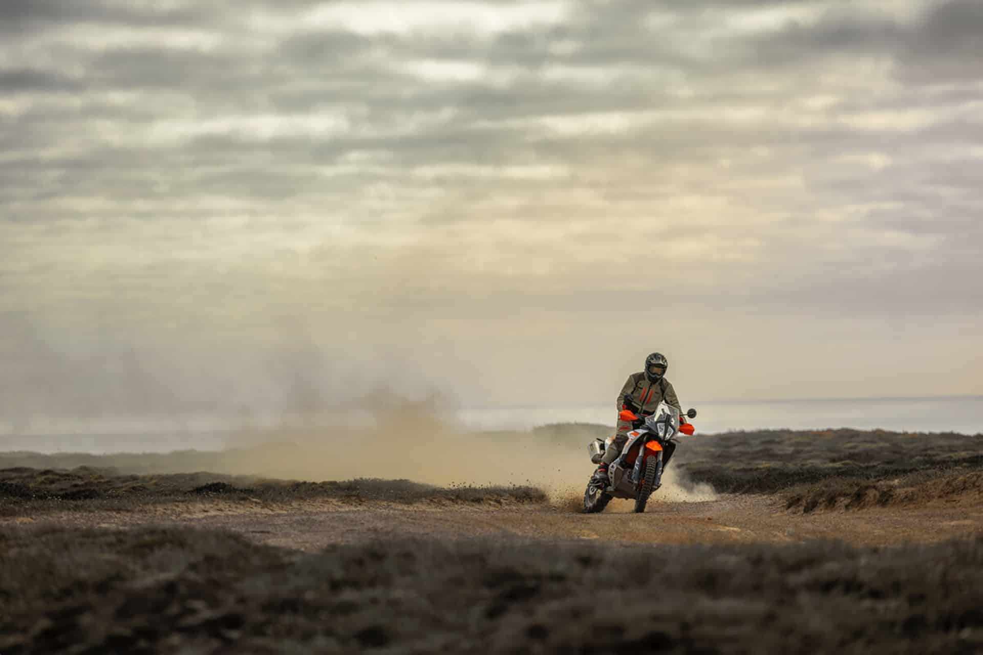 KTM lanza su nueva 890 Adventure R 2025 luciendo un aspecto renovado
