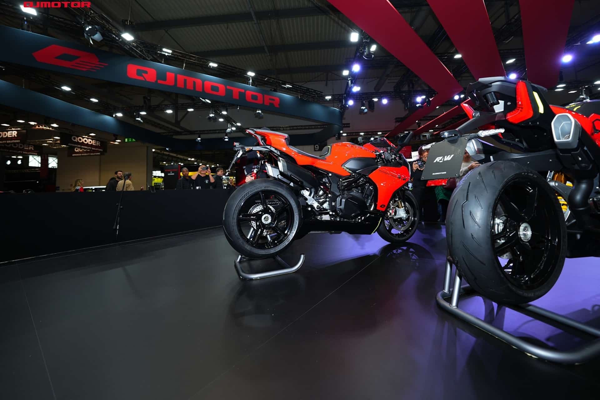 QJMotor exhibe su nueva SRK1000 en EICMA, así como su amplia gama de modelos 2025