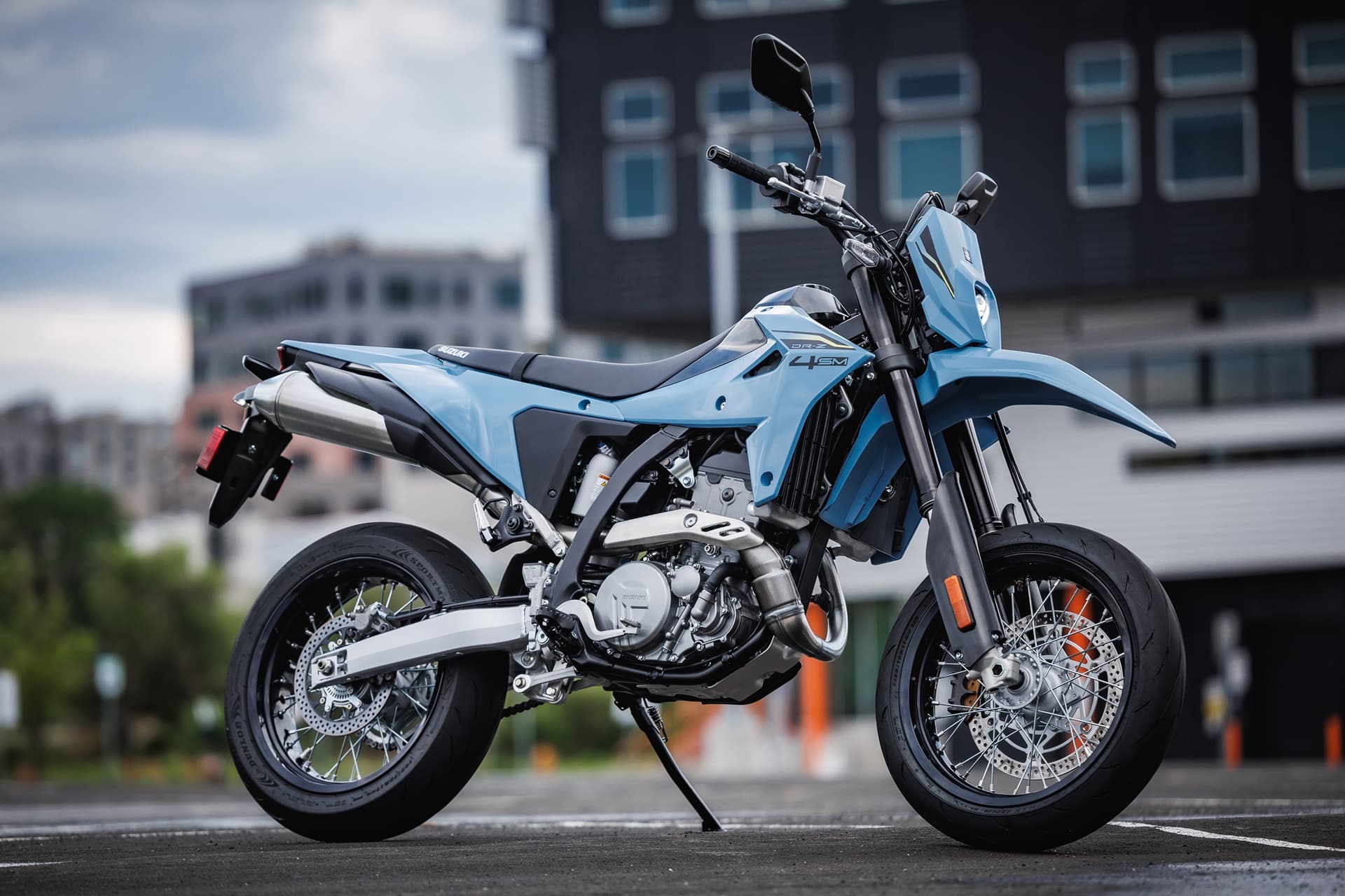 Las nuevas Suzuki DR-Z4S y DR-Z4SM han sido presentadas oficialmente en EICMA 2024