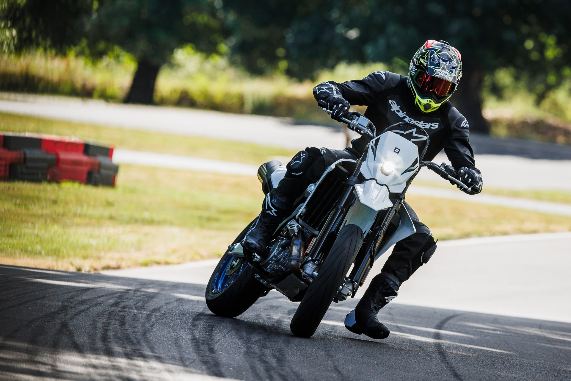 Las nuevas Suzuki DR-Z4S y DR-Z4SM han sido presentadas oficialmente en EICMA 2024