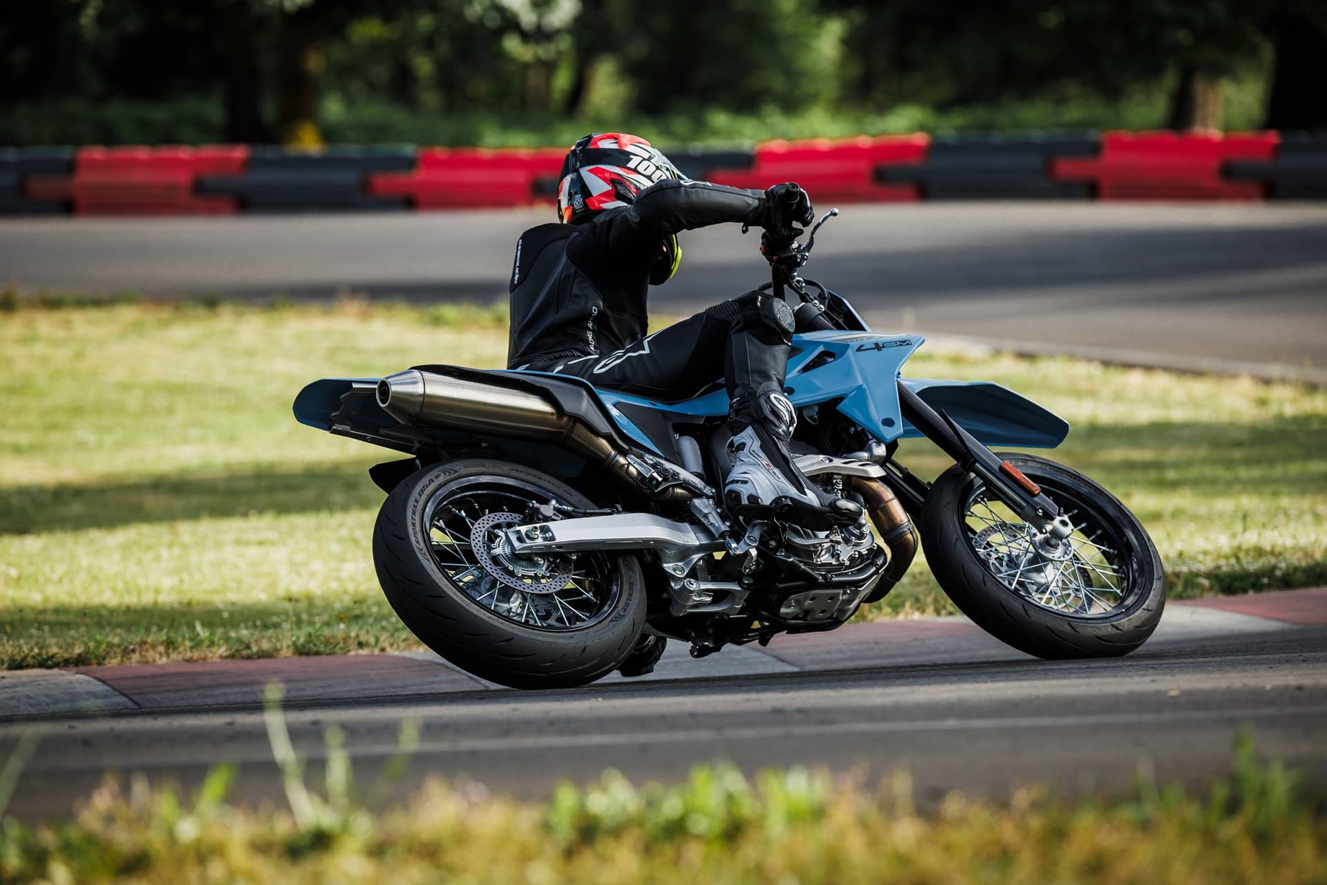 Las nuevas Suzuki DR-Z4S y DR-Z4SM han sido presentadas oficialmente en EICMA 2024