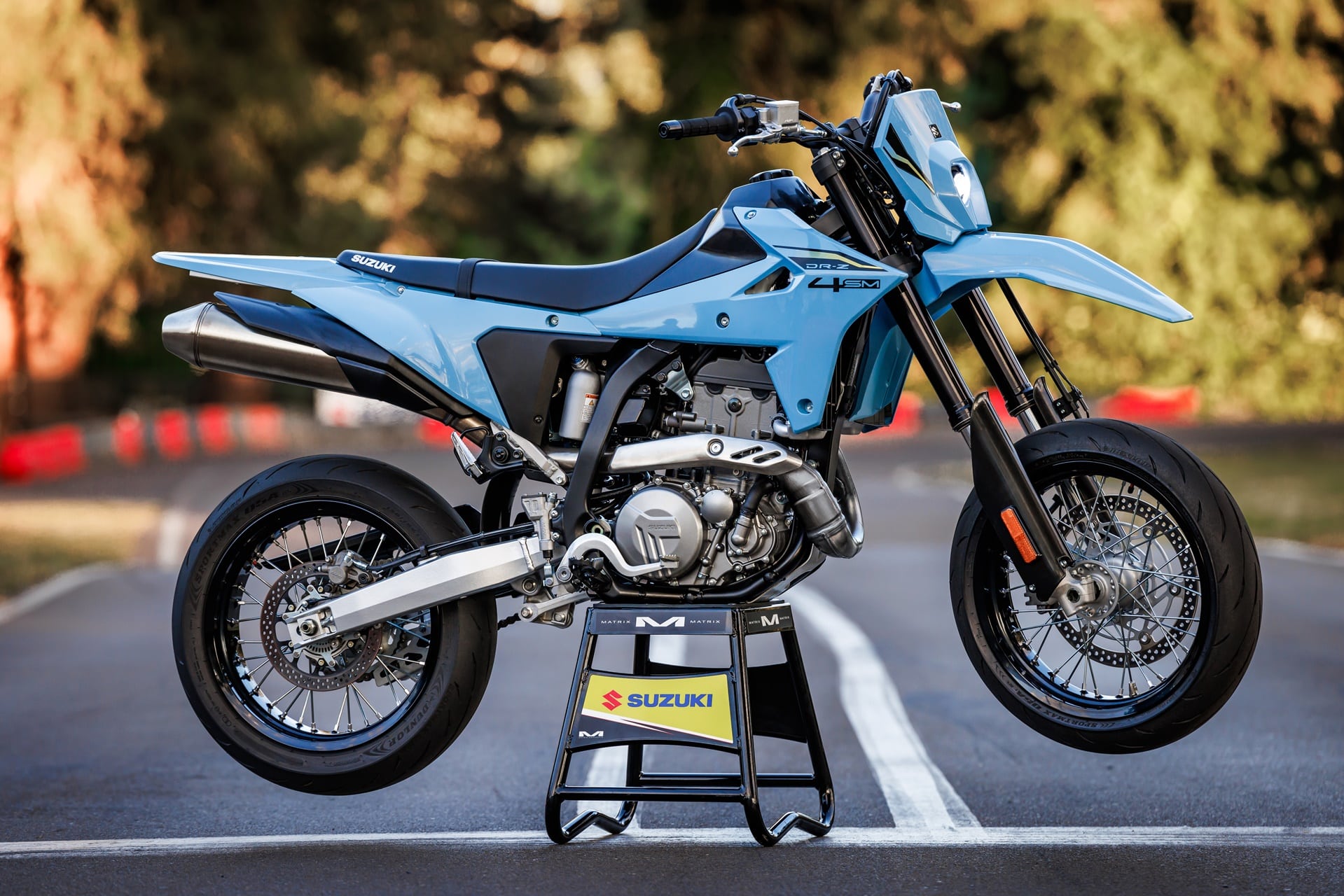 Las nuevas Suzuki DR-Z4S y DR-Z4SM han sido presentadas oficialmente en EICMA 2024