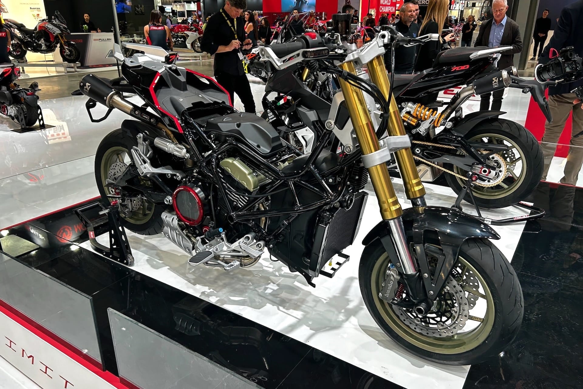 Italjet roba las miradas de los visitantes a EICMA 2024 con su exótico Dragster 700 Twin Limited Edition