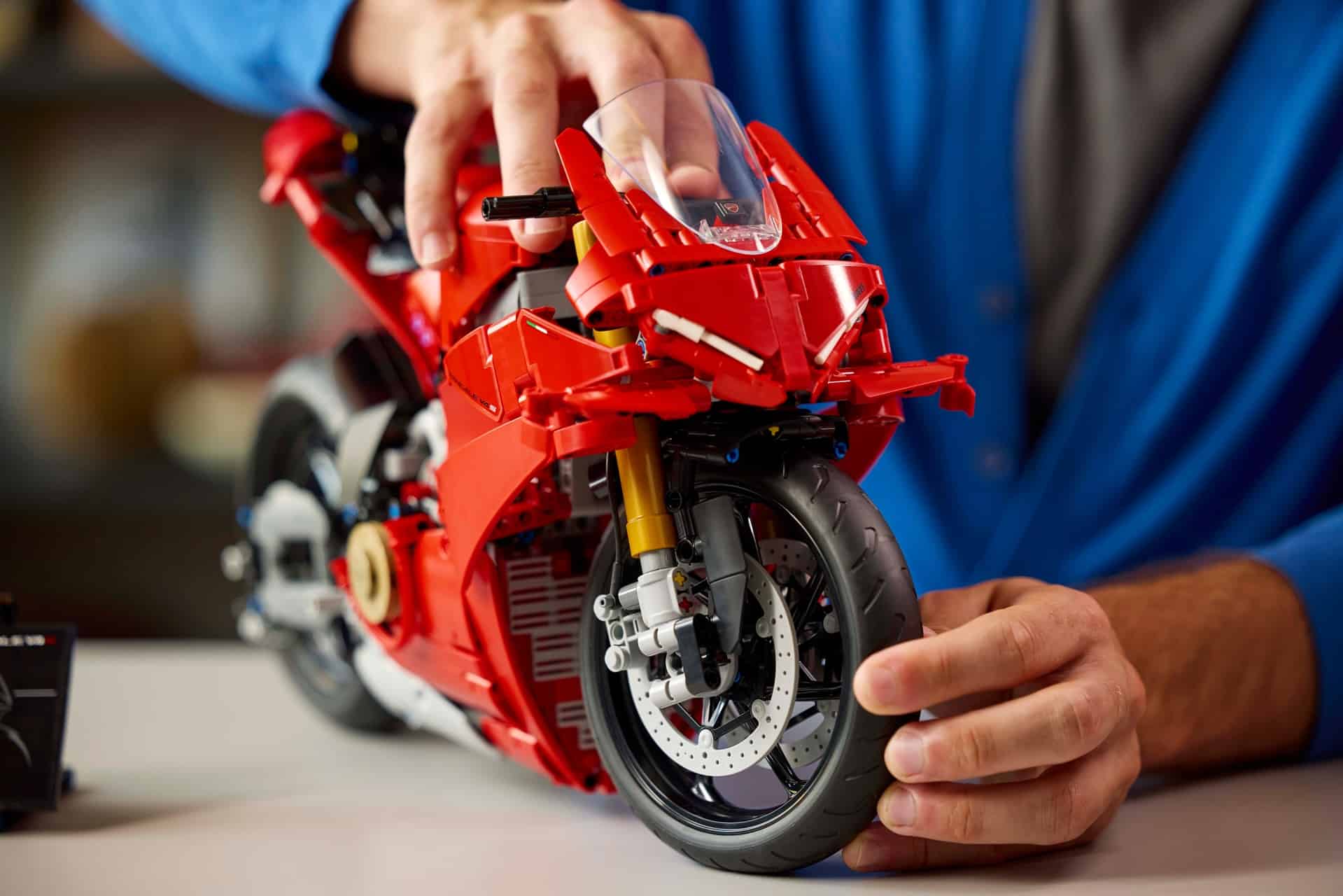 Ducati y el Grupo LEGO presentan el set LEGO Technic con la Panigale V4 S como protagonista