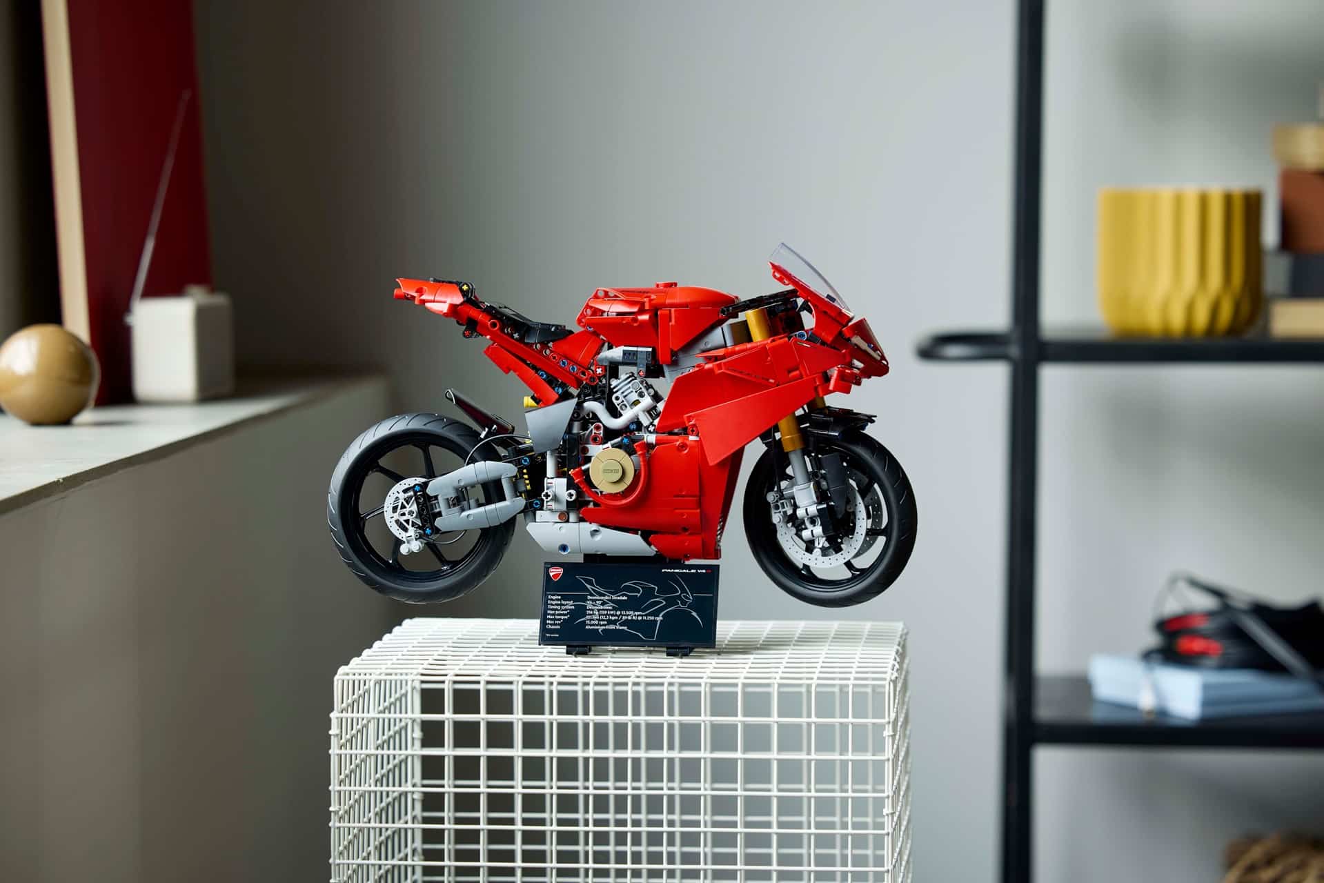 Ducati y el Grupo LEGO presentan el set LEGO Technic con la Panigale V4 S como protagonista