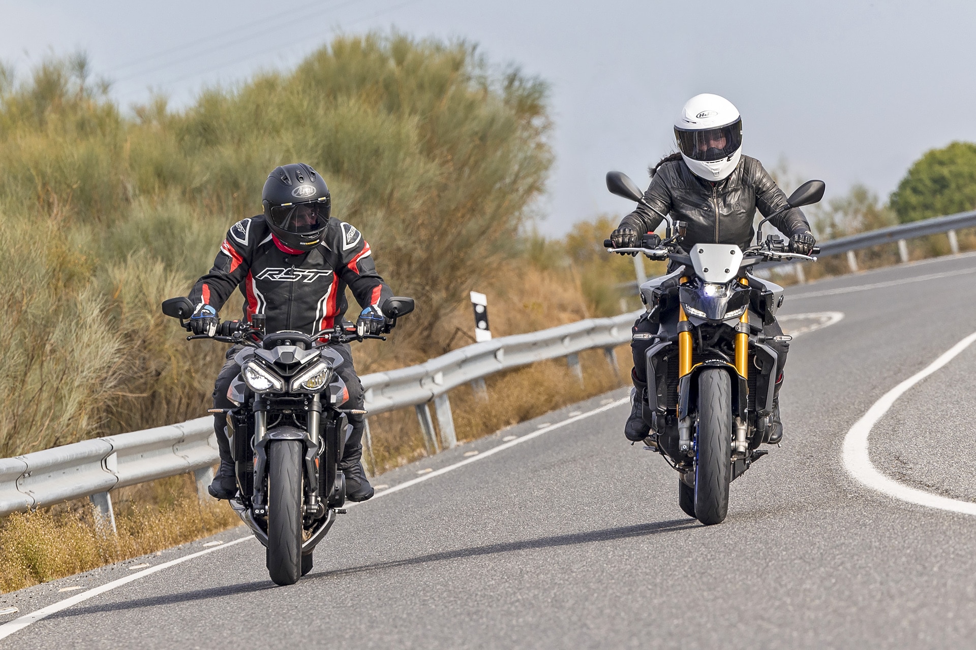 Yamaha MT-09 SP Vs Triumph Street Triple 765 RS