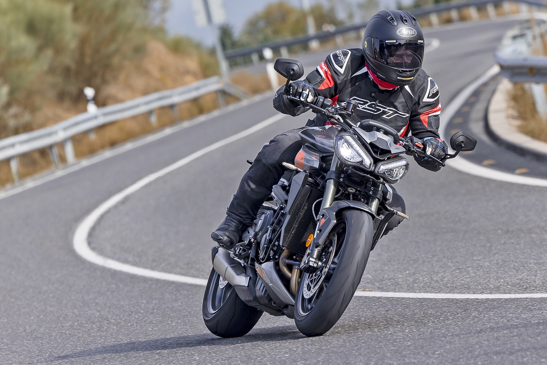Yamaha MT-09 SP Vs Triumph Street Triple 765 RS