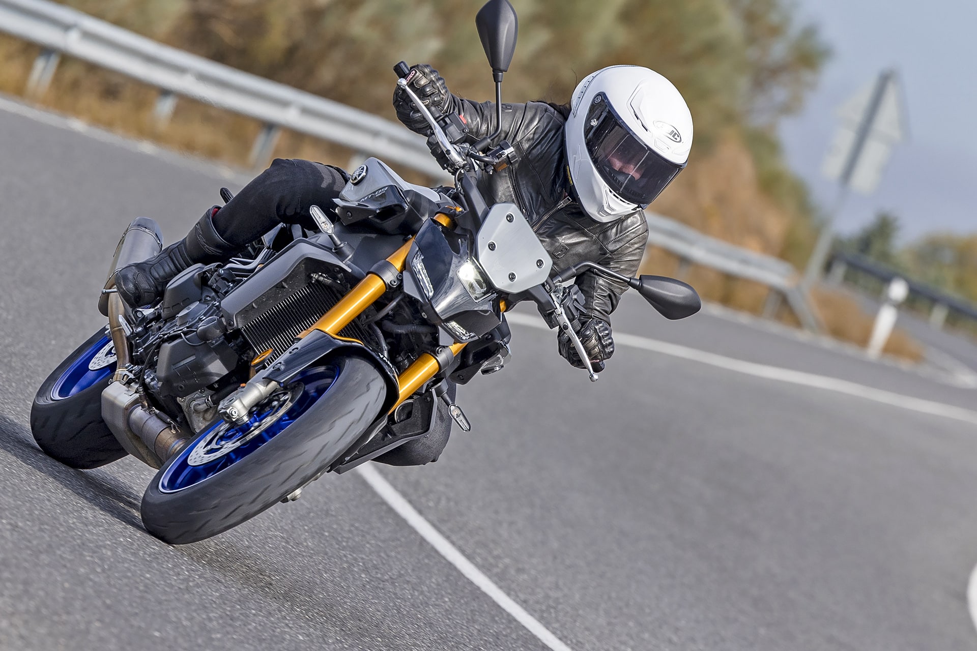 Yamaha MT-09 SP Vs Triumph Street Triple 765 RS