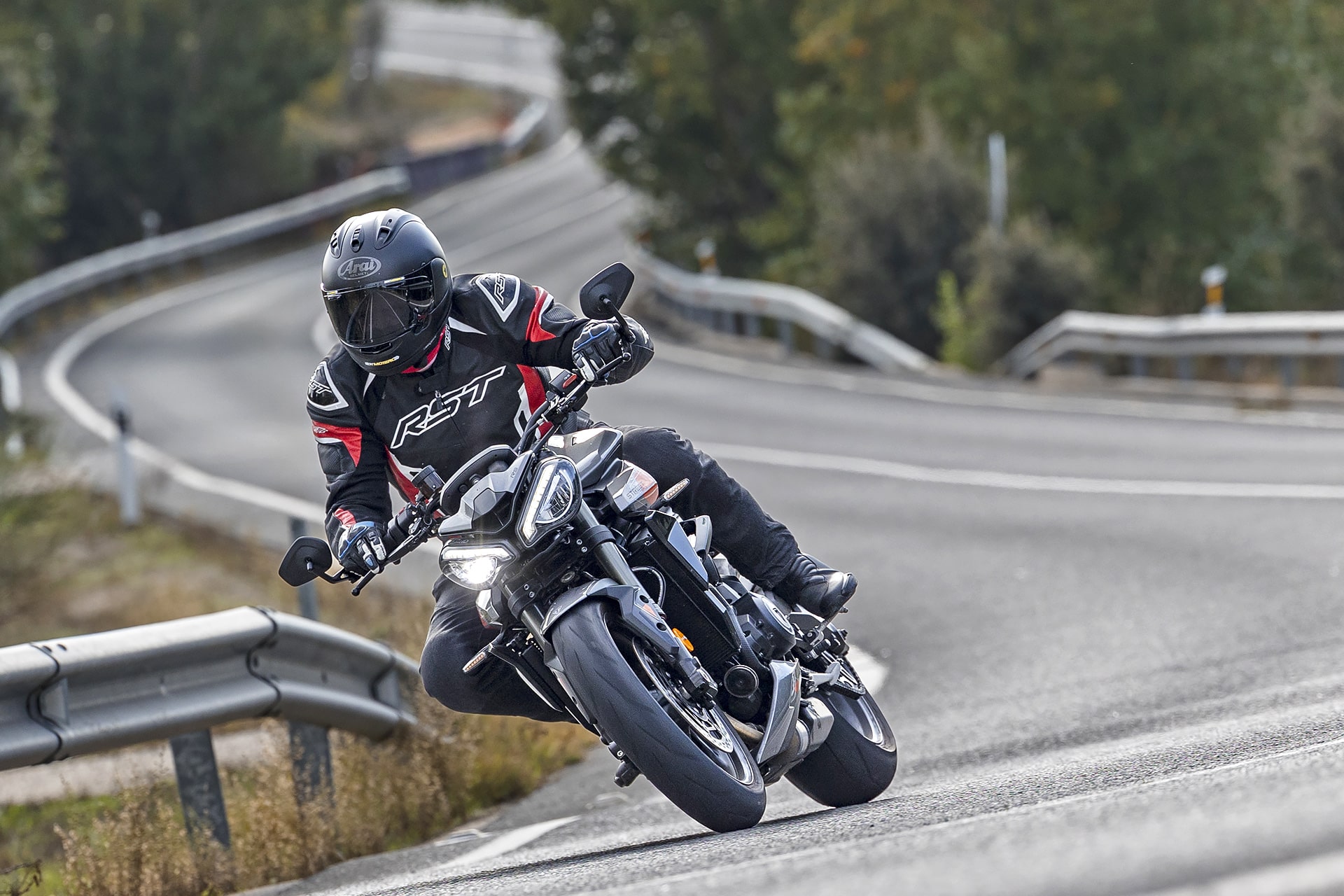 Yamaha MT-09 SP Vs Triumph Street Triple 765 RS