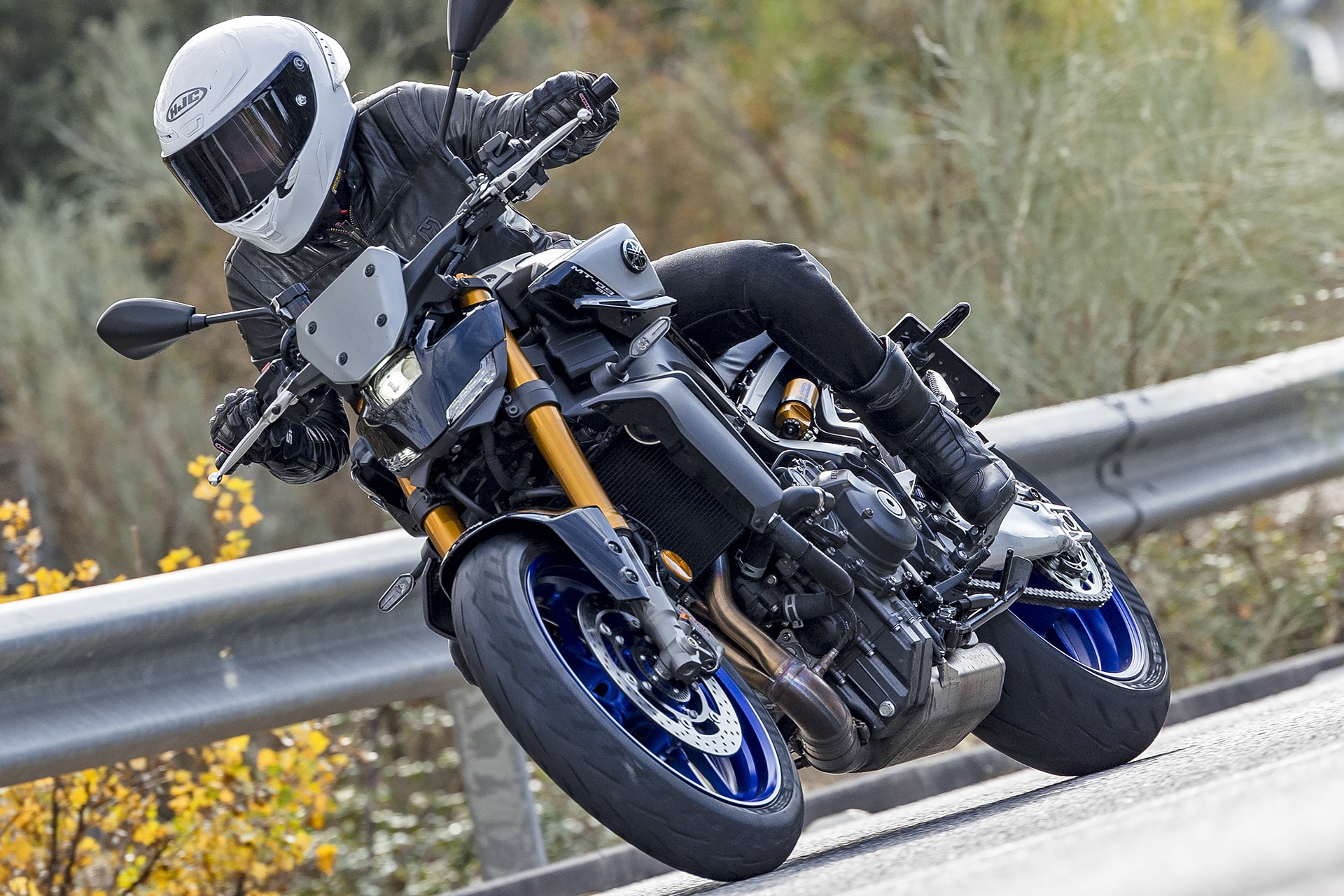 Yamaha MT-09 SP Vs Triumph Street Triple 765 RS