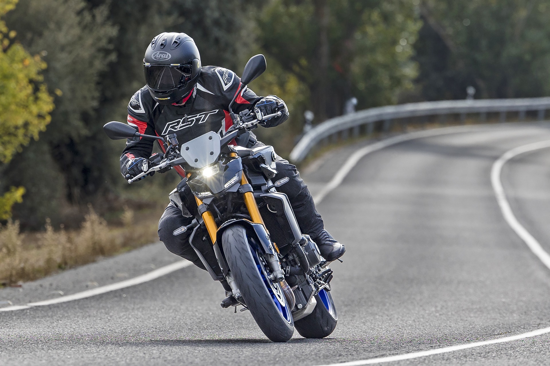Yamaha MT-09 SP Vs Triumph Street Triple 765 RS