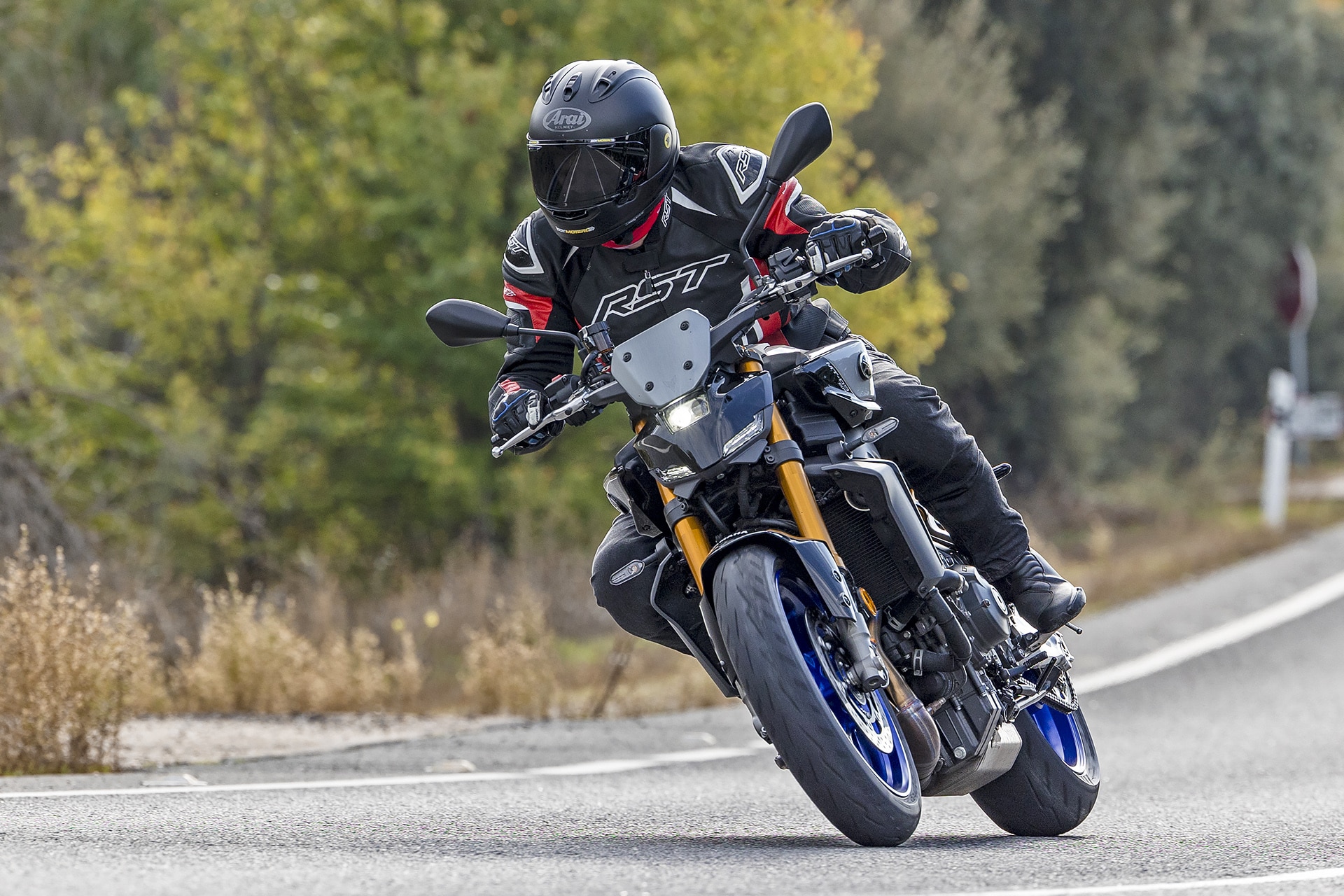 Yamaha MT-09 SP Vs Triumph Street Triple 765 RS