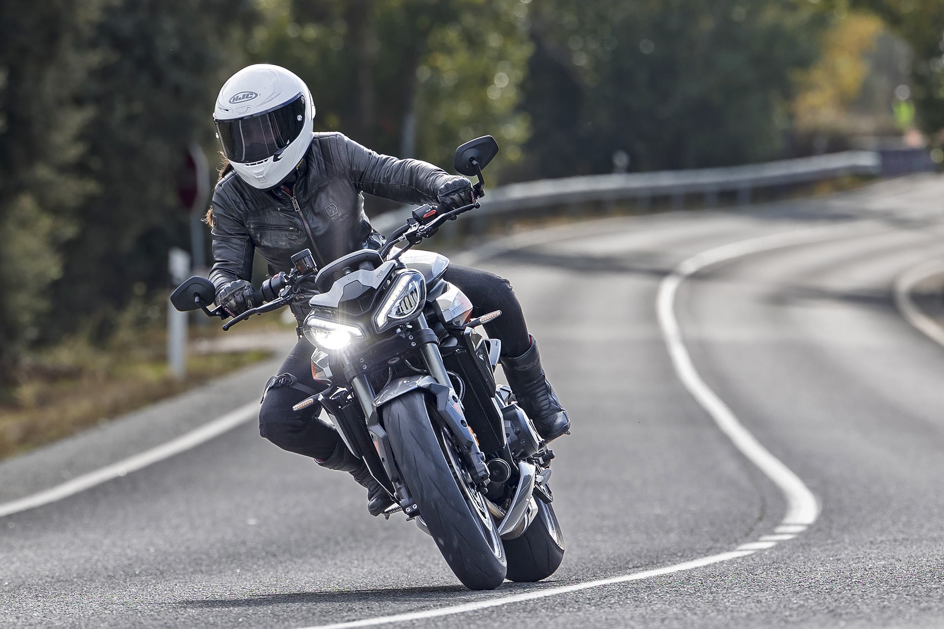 Yamaha MT-09 SP Vs Triumph Street Triple 765 RS