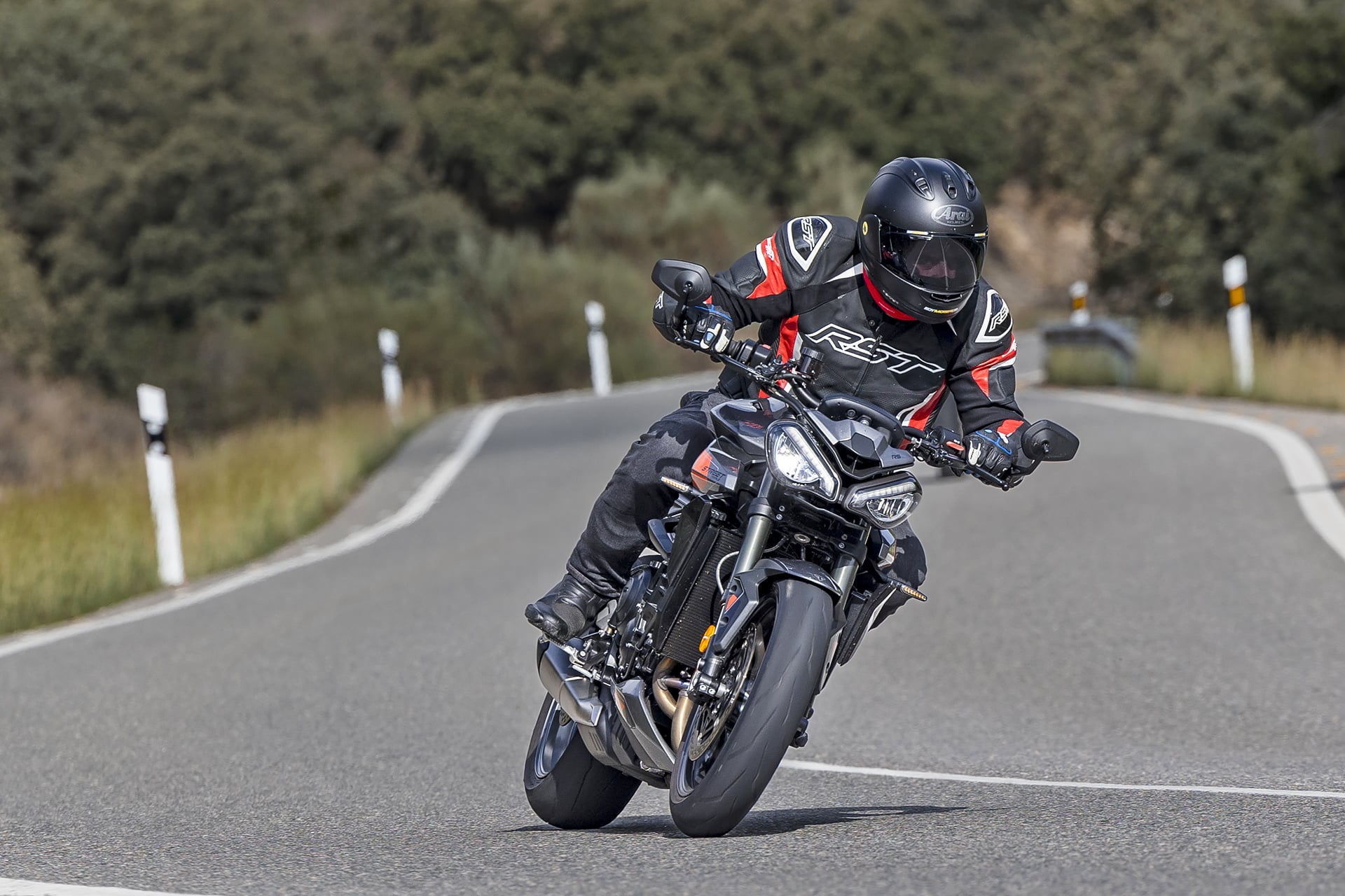 Yamaha MT-09 SP Vs Triumph Street Triple 765 RS