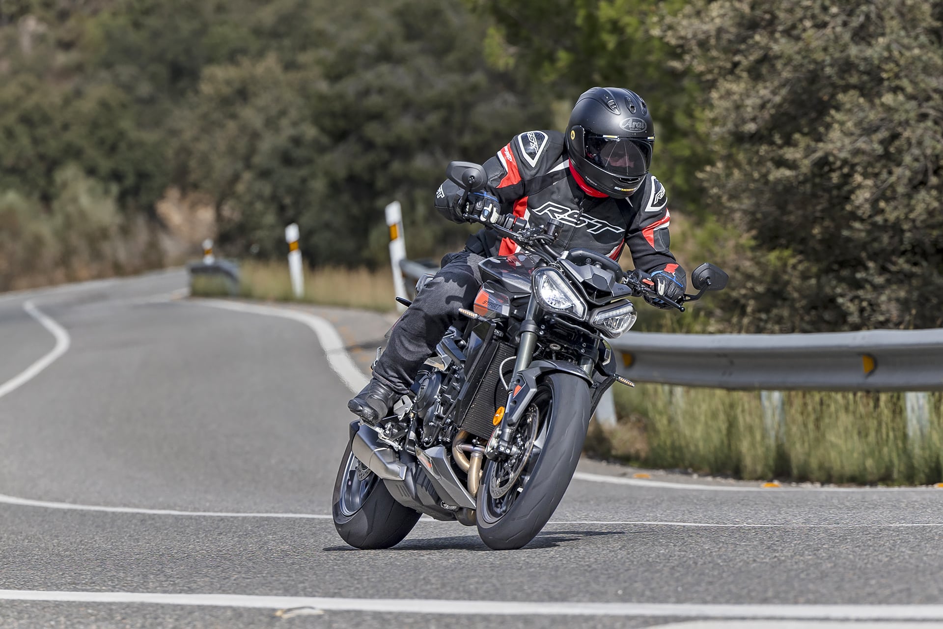 Yamaha MT-09 SP Vs Triumph Street Triple 765 RS