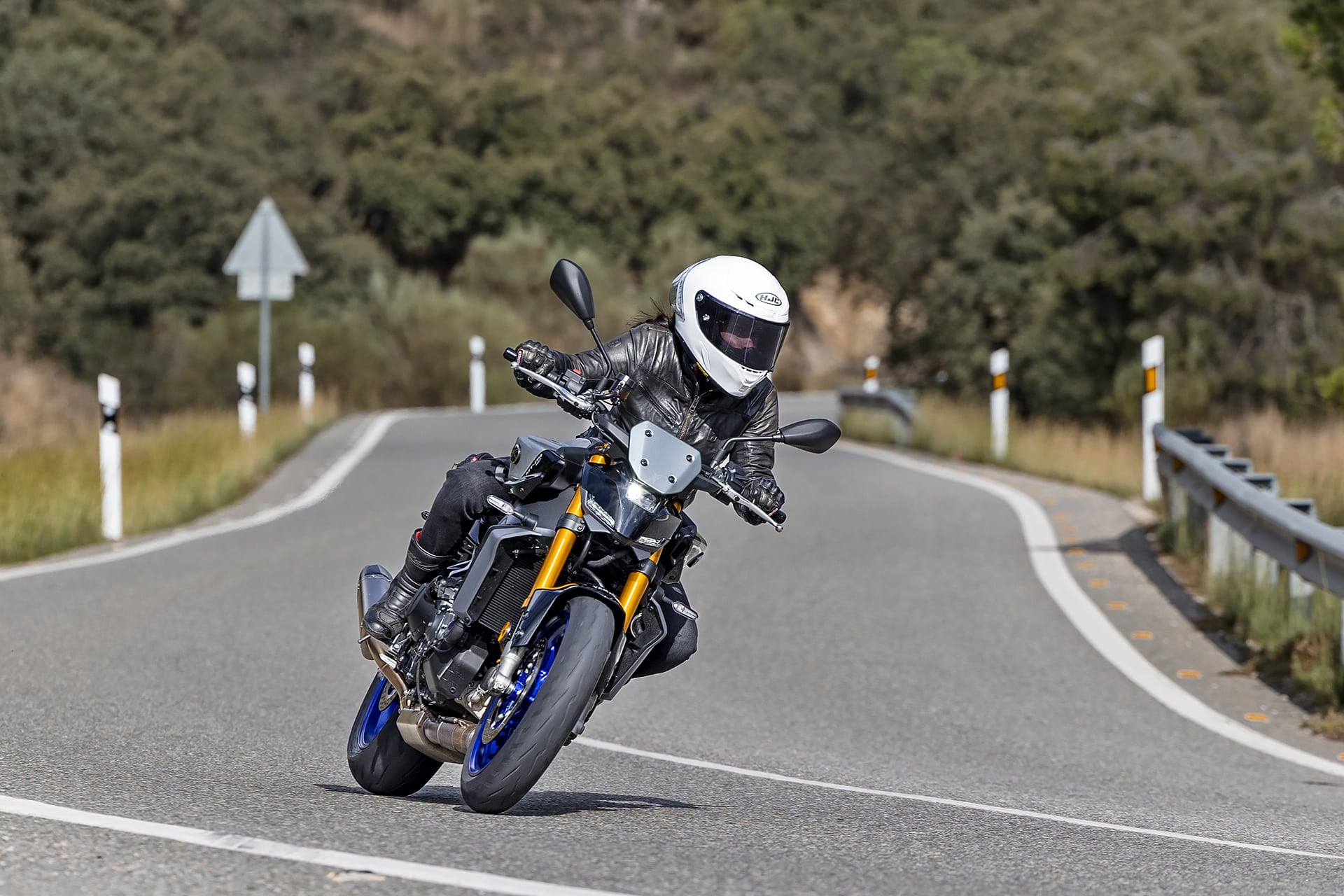 Yamaha MT-09 SP Vs Triumph Street Triple 765 RS