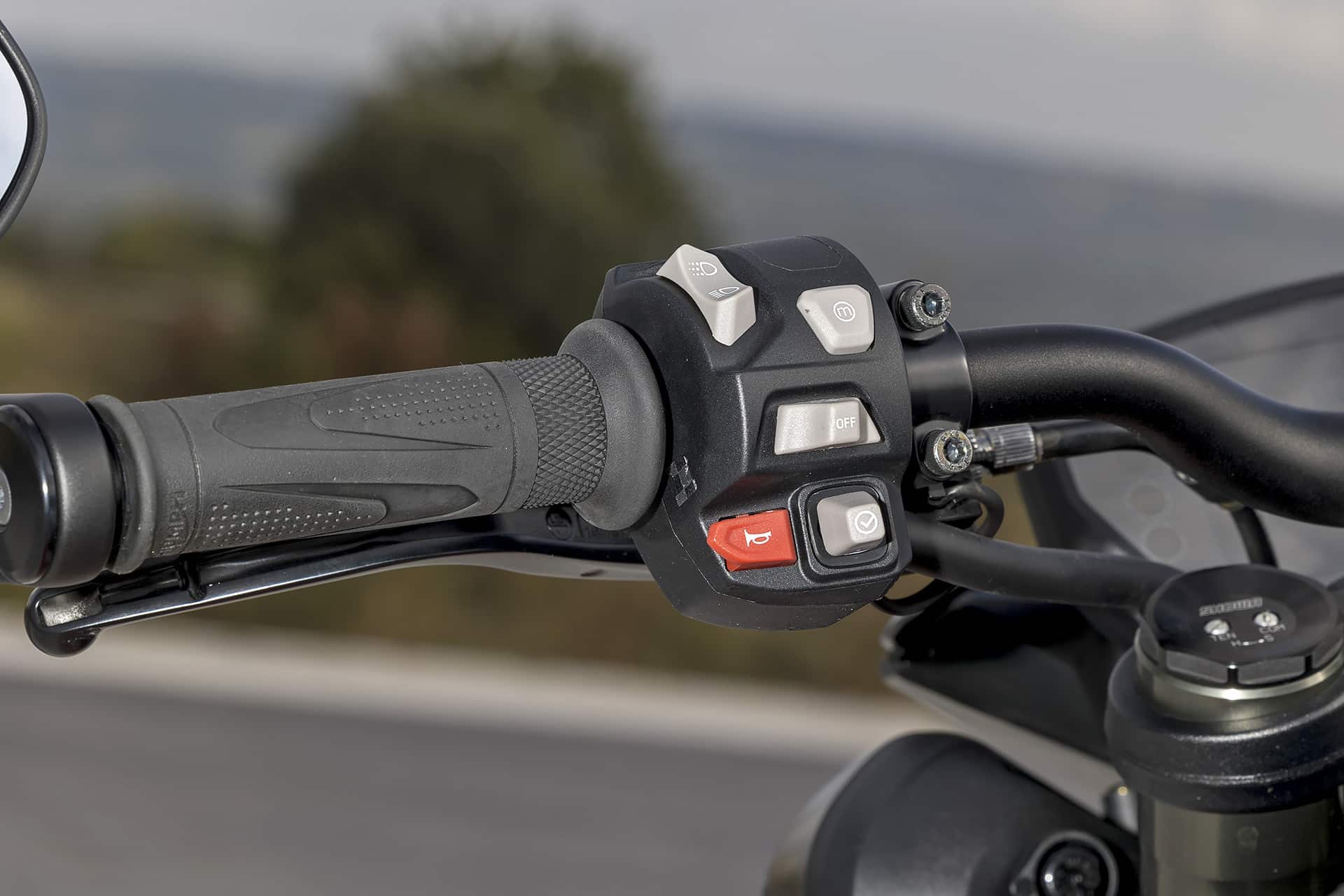 Yamaha MT-09 SP Vs Triumph Street Triple 765 RS