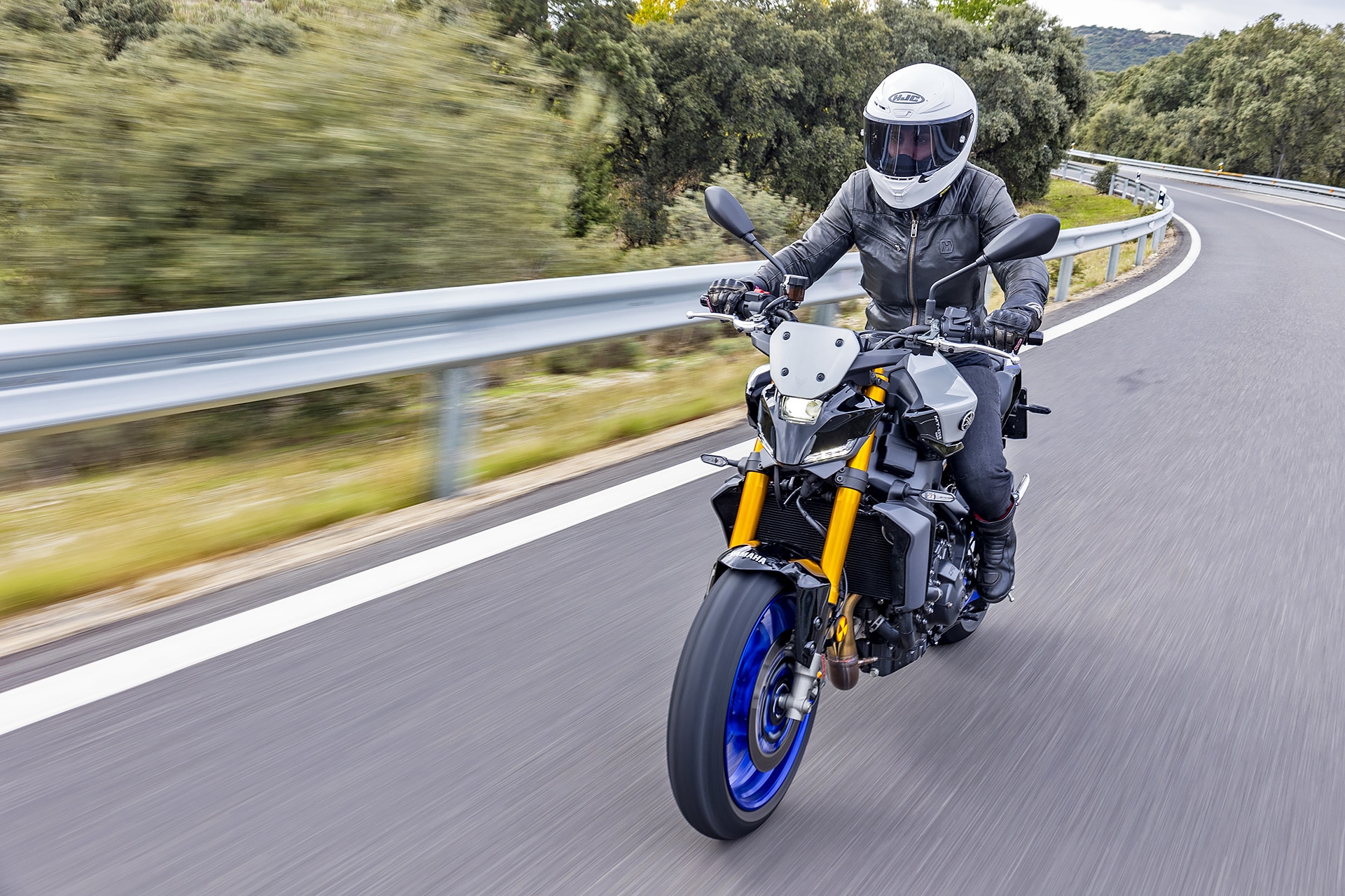 Yamaha MT-09 SP Vs Triumph Street Triple 765 RS