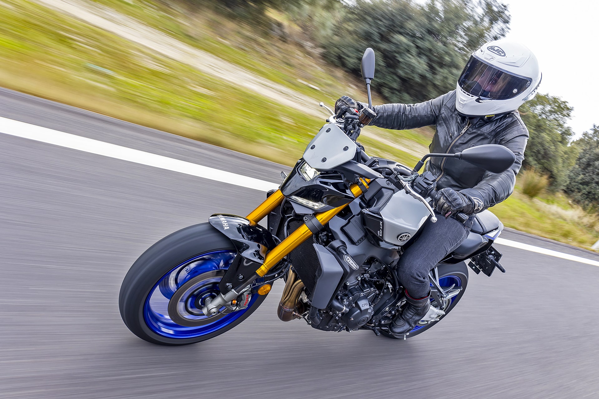 Yamaha MT-09 SP Vs Triumph Street Triple 765 RS