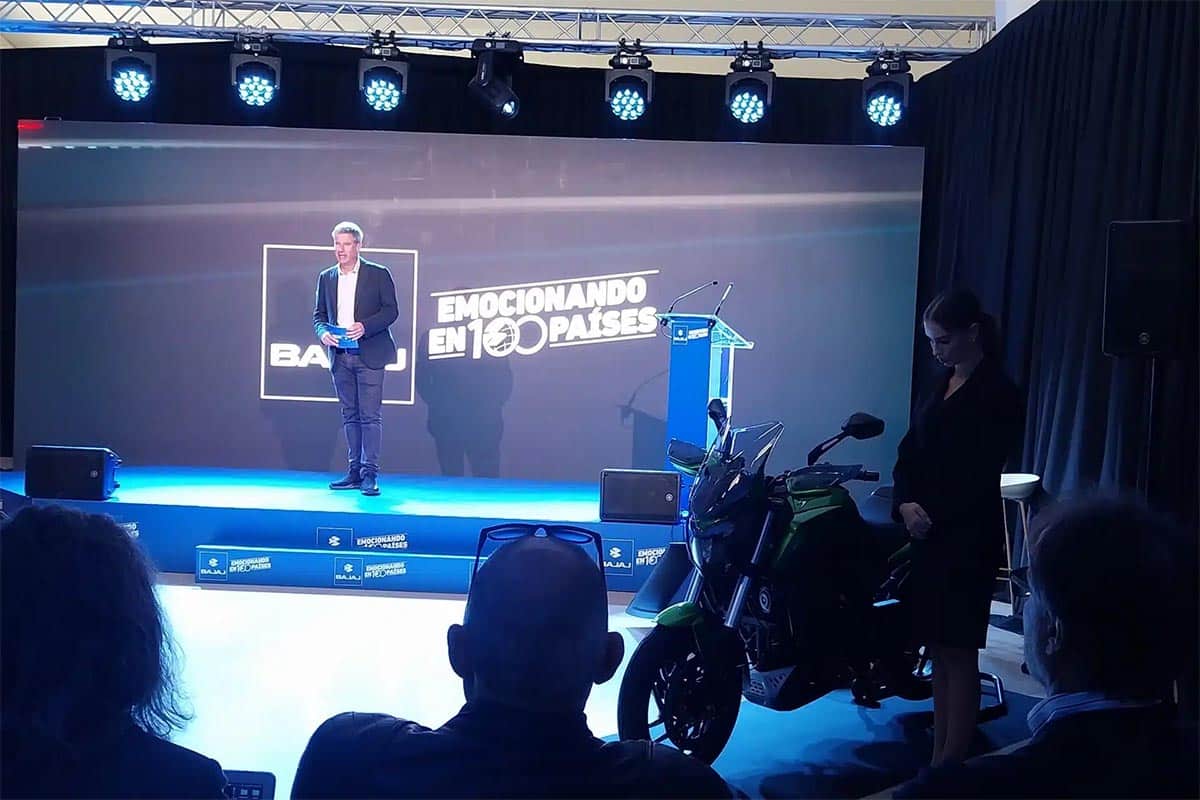 Un momento de la presentación de Bajaj en España