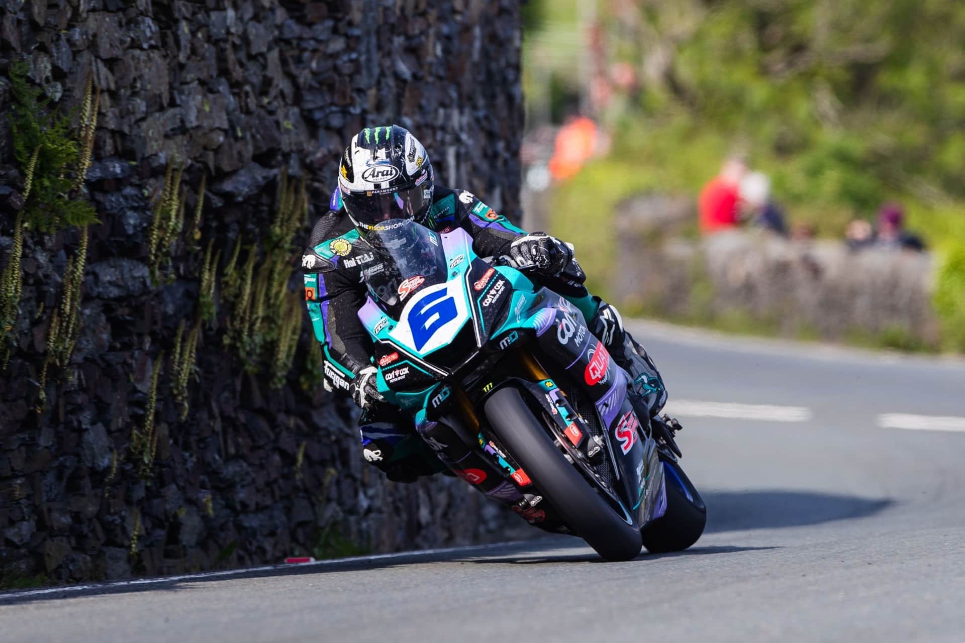 Arai RX-7V EVO 2025 IoM TT Limited Edition: El aliado perfecto dentro y fuera de la Isla de Man