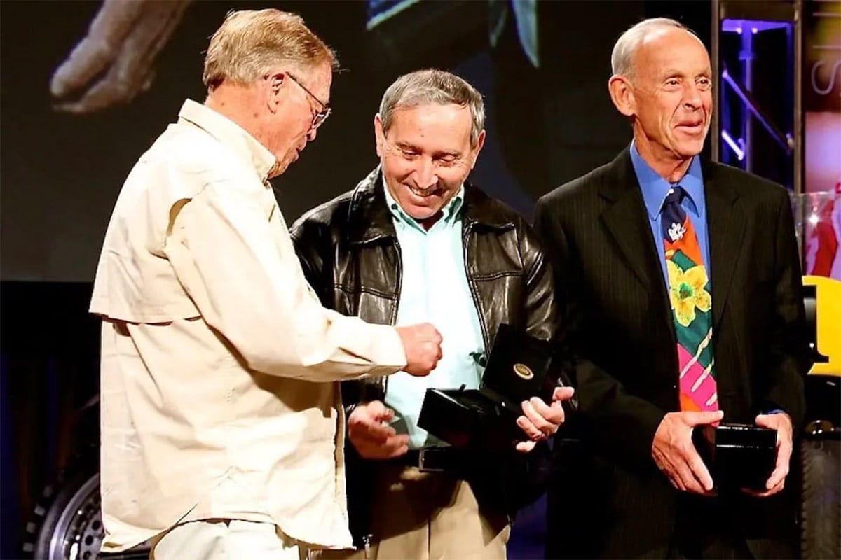 Smith junto a Bruce Browny Mert Lawwil en el Salón de la Fama de AMA.