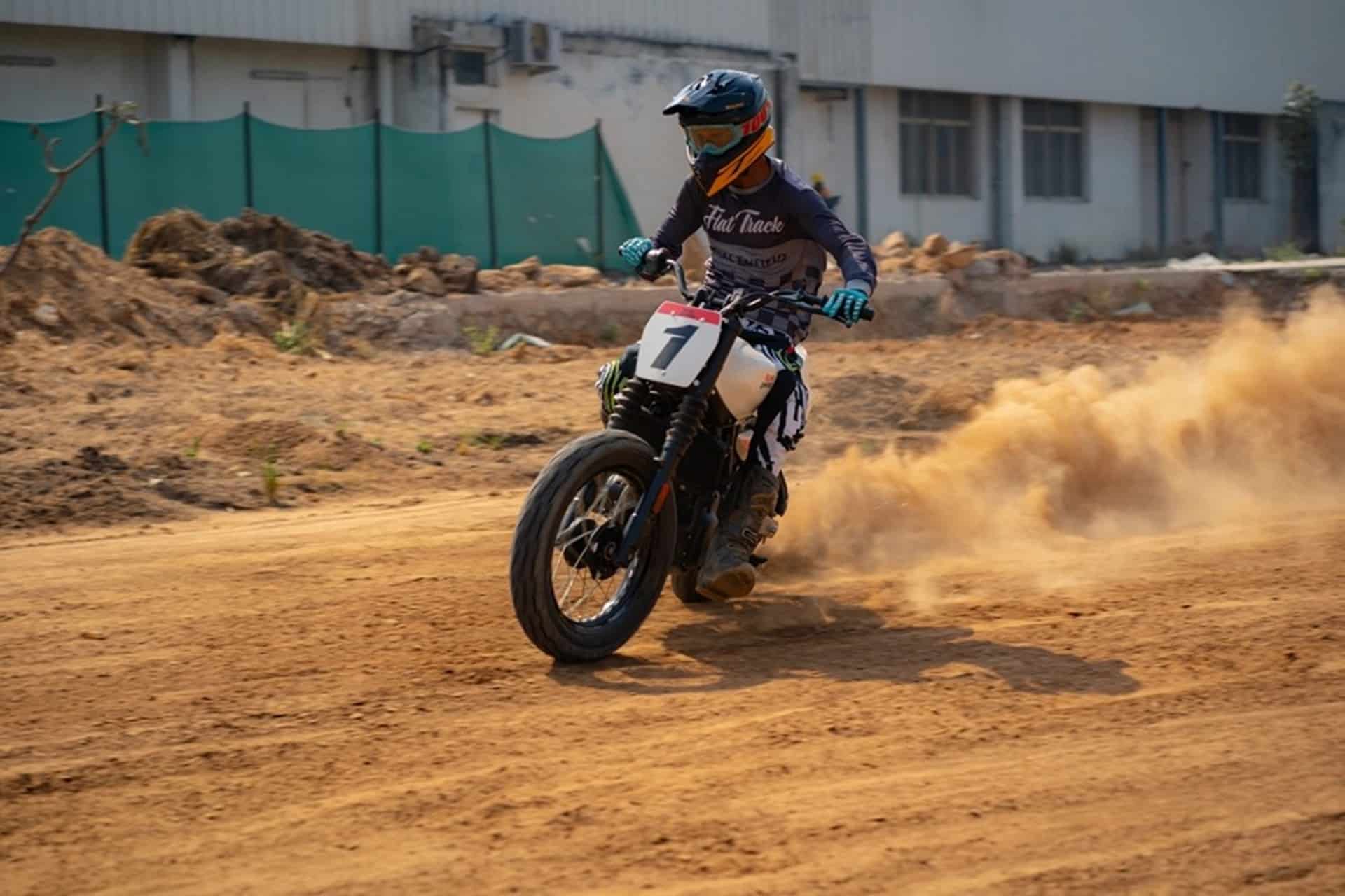 Royal Enfield FT450: La Guerrilla 450 se pasa al Flat Track