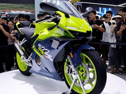 ZXJC ZX-500RR: La nueva rival de la ZX-4RR que se le parece hasta en el color…