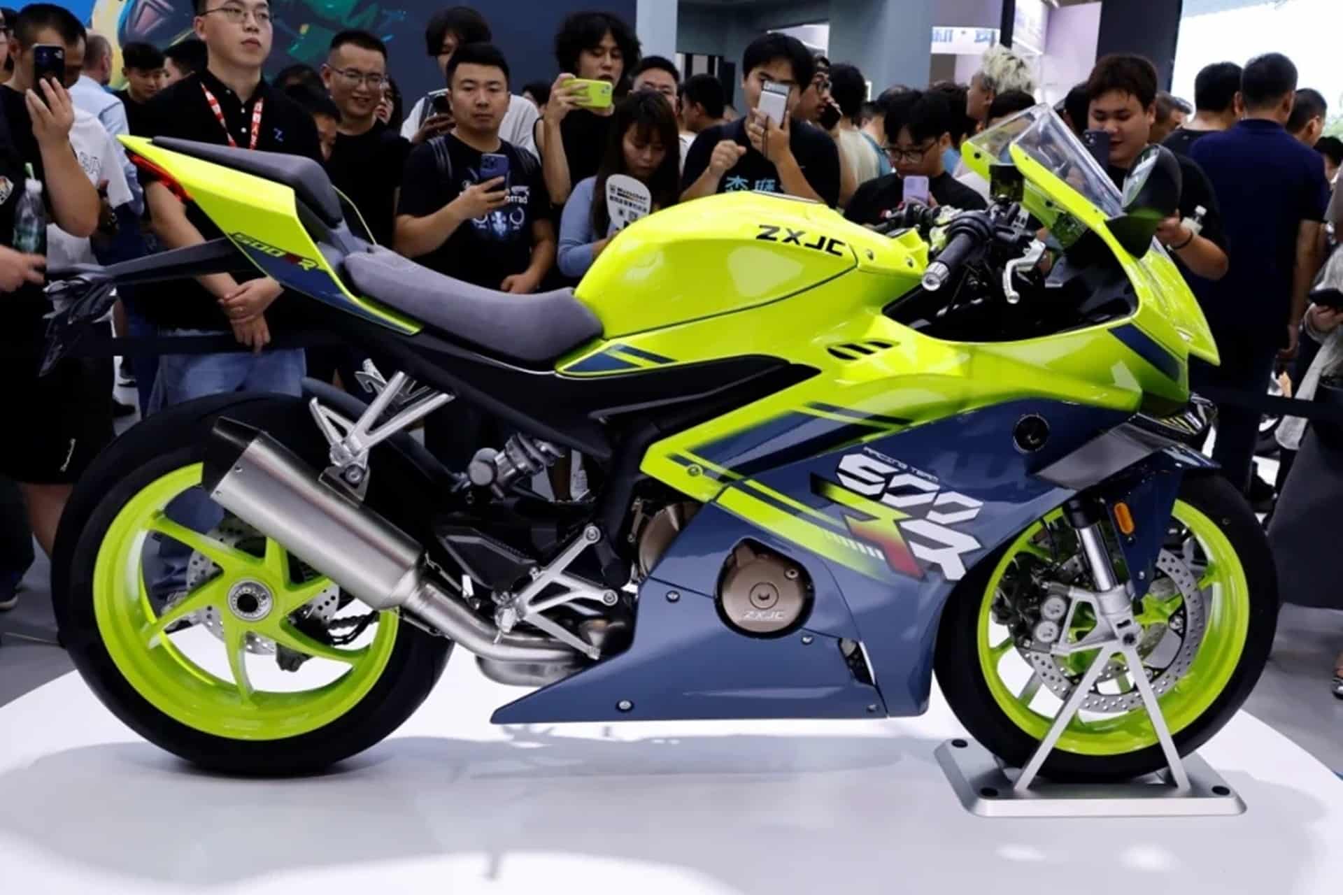 ZXJC ZX-500RR: La nueva rival de la ZX-4RR que se le parece hasta en el color…