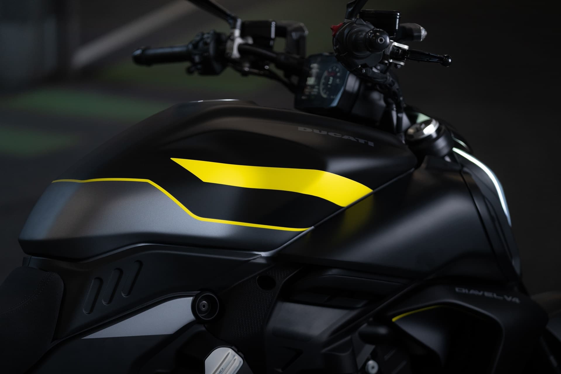 La Ducati Diavel V4 estrena la nueva gráfica Black Roadster Livery en su modelo 2025