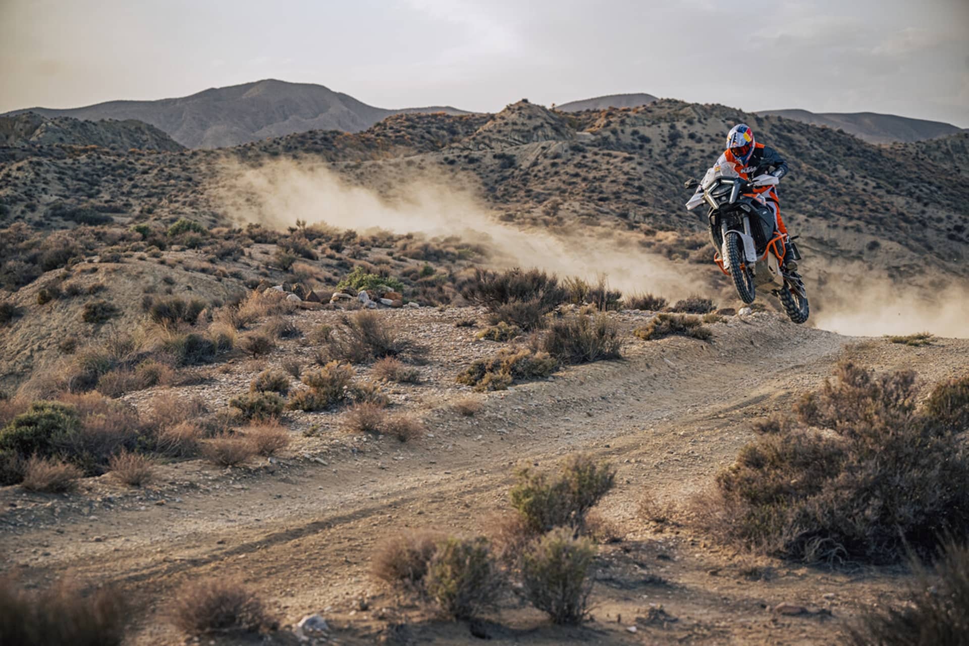 KTM 1390 Super Adventure R 2025: Lista para buscar de terrenos nuevos e inexplorados