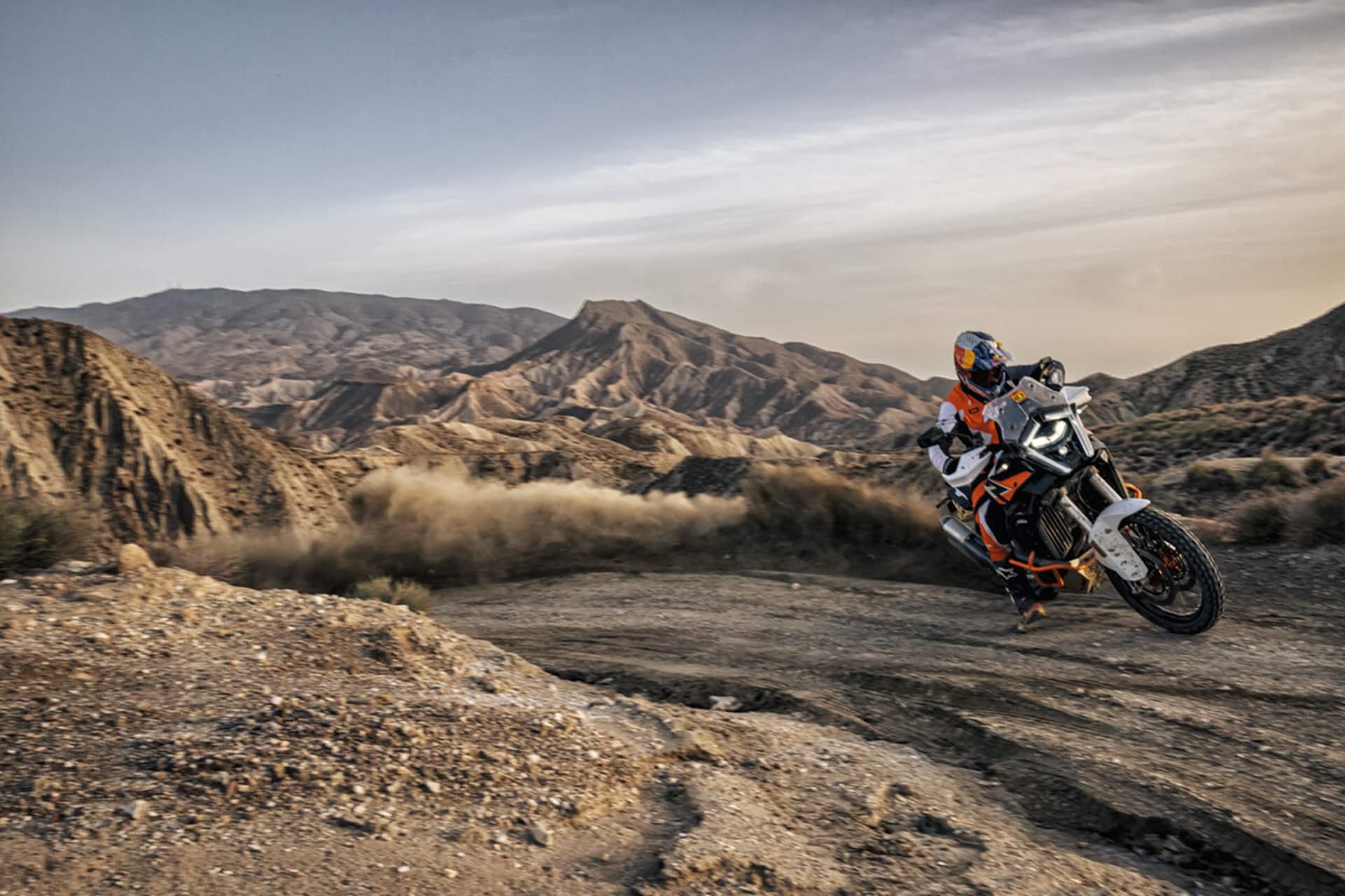 KTM 1390 Super Adventure R 2025: Lista para buscar de terrenos nuevos e inexplorados