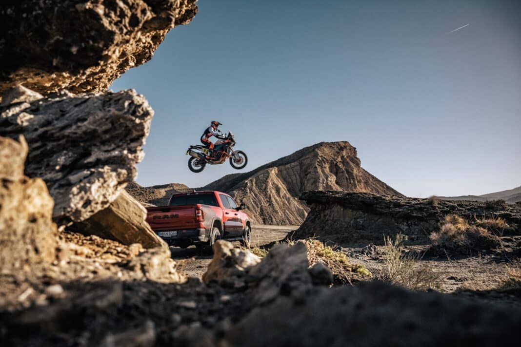 KTM 1390 Super Adventure R 2025: Lista para buscar de terrenos nuevos e inexplorados