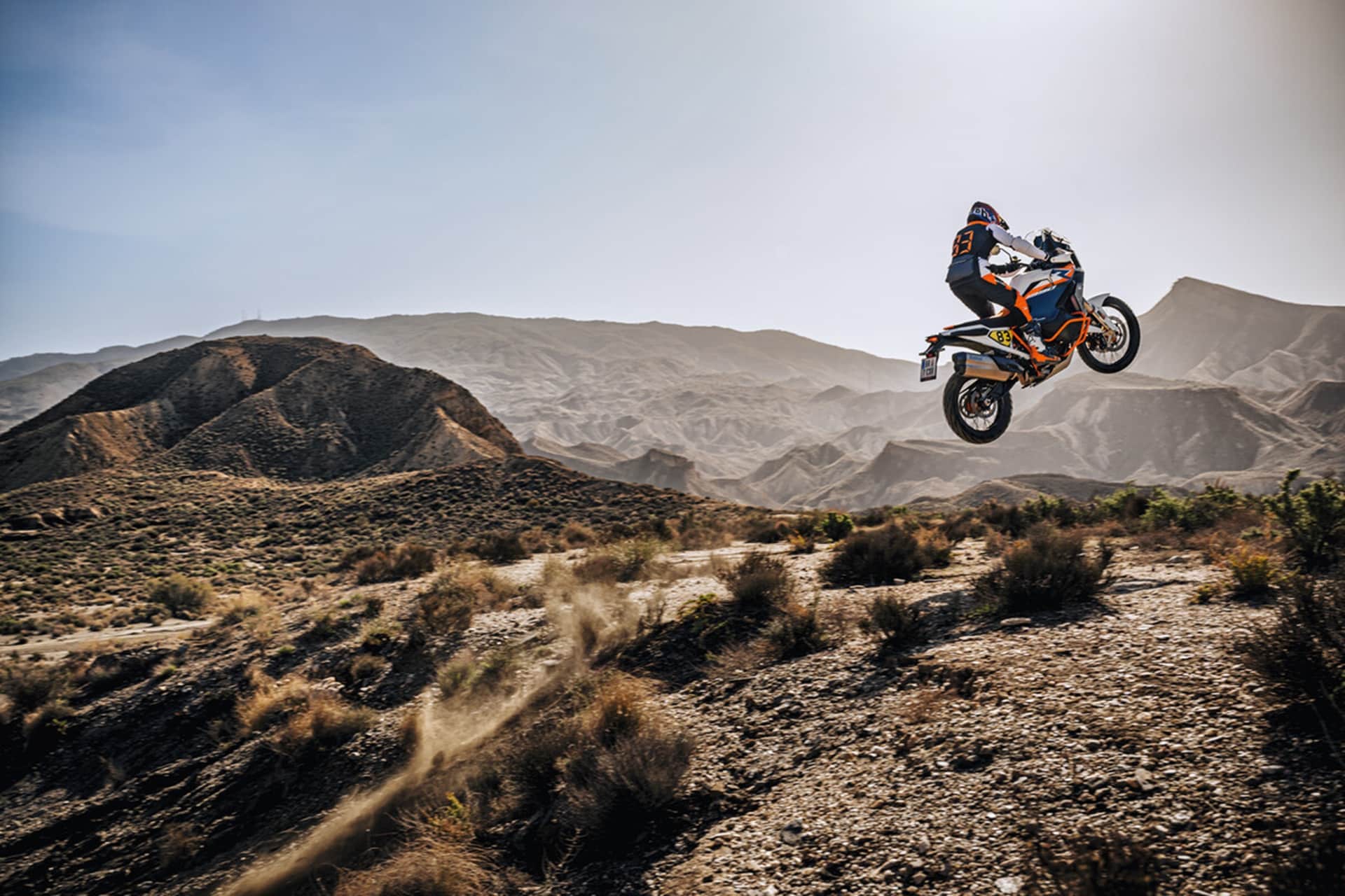 KTM 1390 Super Adventure R 2025: Lista para buscar de terrenos nuevos e inexplorados