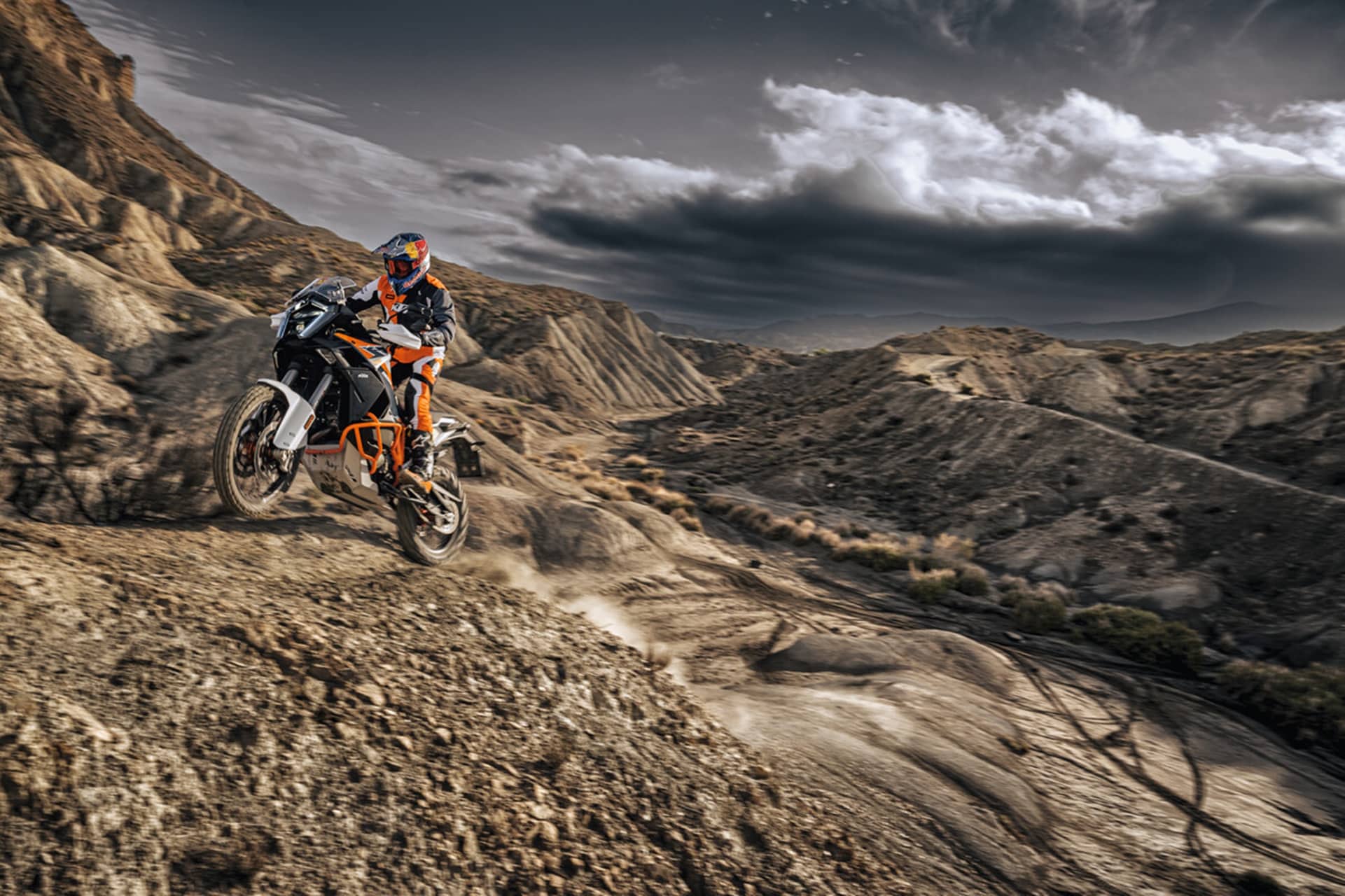KTM 1390 Super Adventure R 2025: Lista para buscar de terrenos nuevos e inexplorados