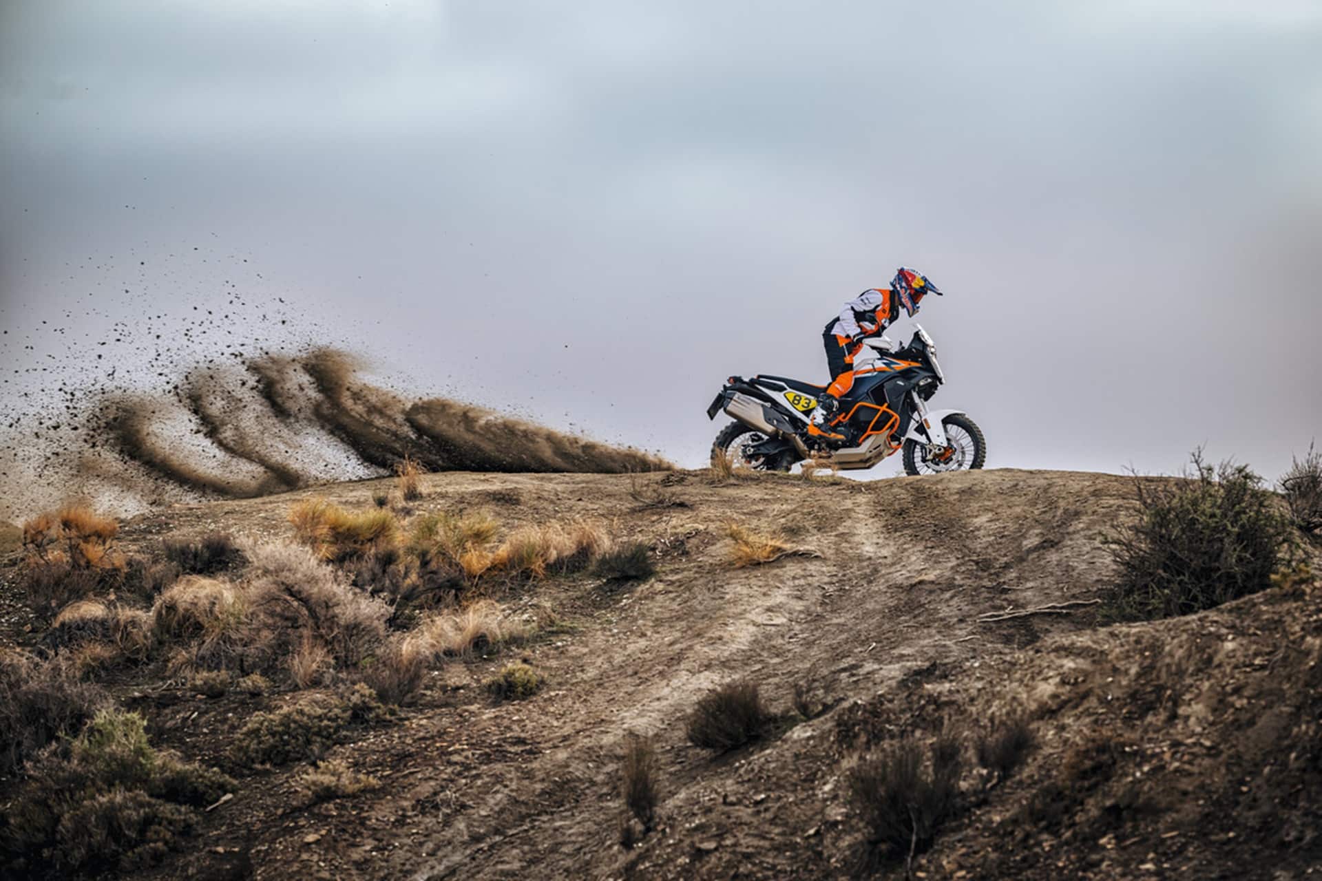 KTM 1390 Super Adventure R 2025: Lista para buscar de terrenos nuevos e inexplorados